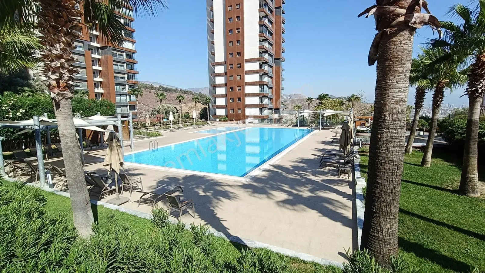 Muga'Dan Karşıyaka 360 Sitesinde Deniz Manzaralı Satılık 4+1