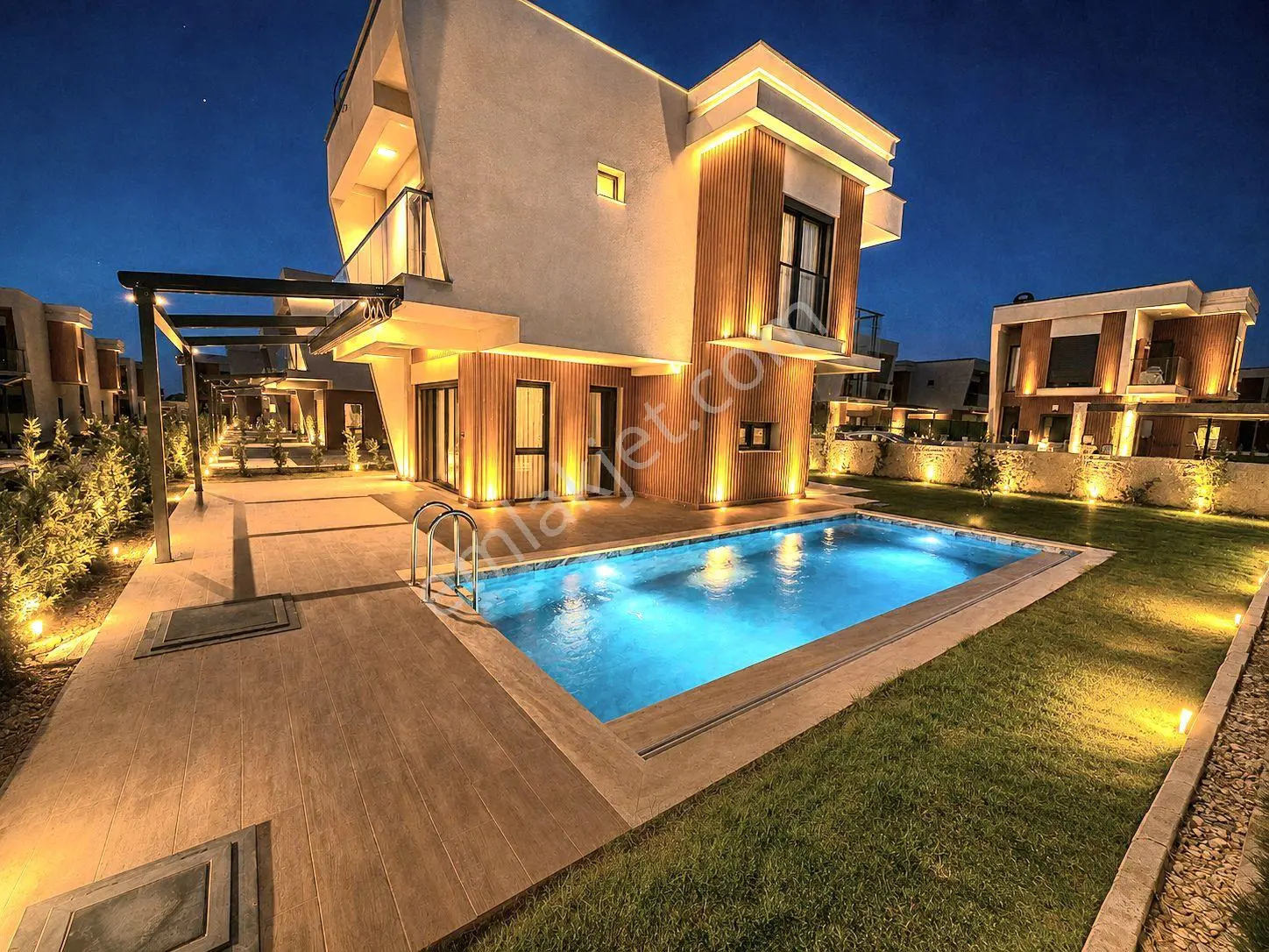 Kuşadası Davutlar %50 Vadeli Projeden Denize Çok Yakın Villalar