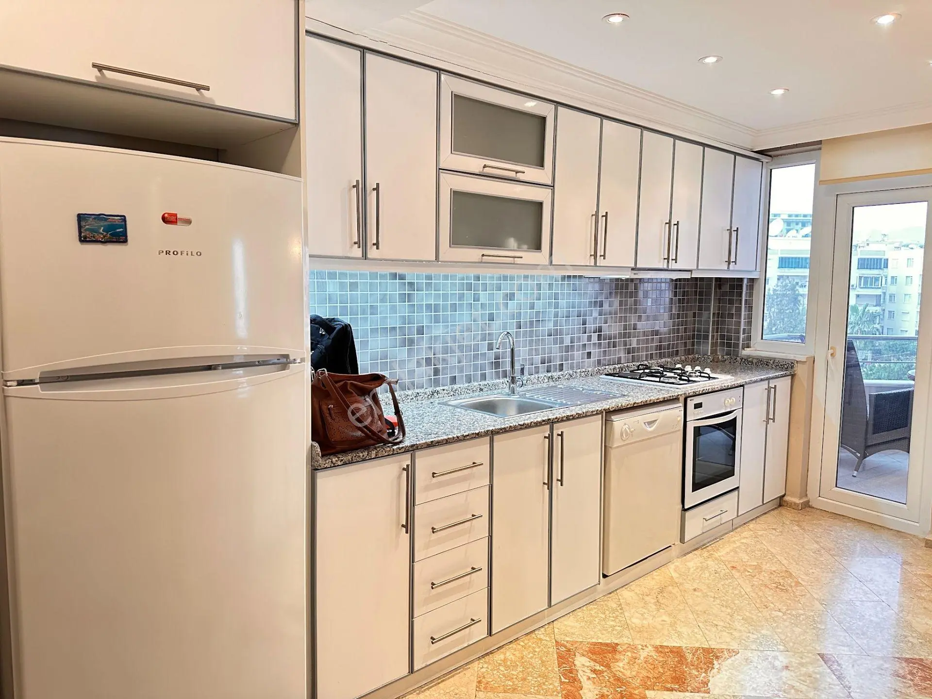 Alanya Mahmutlar'da Denize 150 M Sahile Geçişli Sitede Eşyalı 2+1 — fotoğraf 5