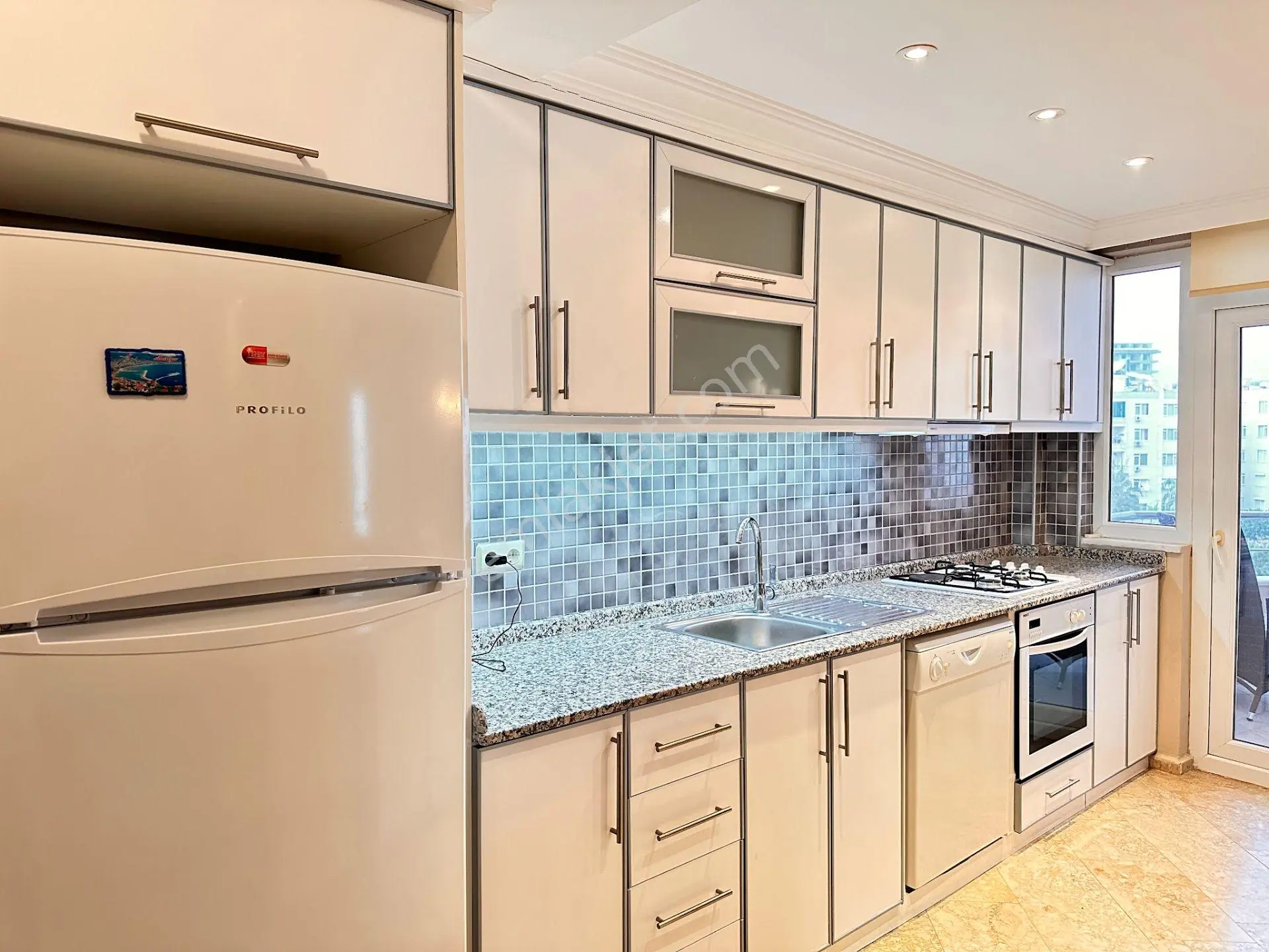 Alanya Mahmutlar'da Denize 150 M Sahile Geçişli Sitede Eşyalı 2+1 — fotoğraf 7