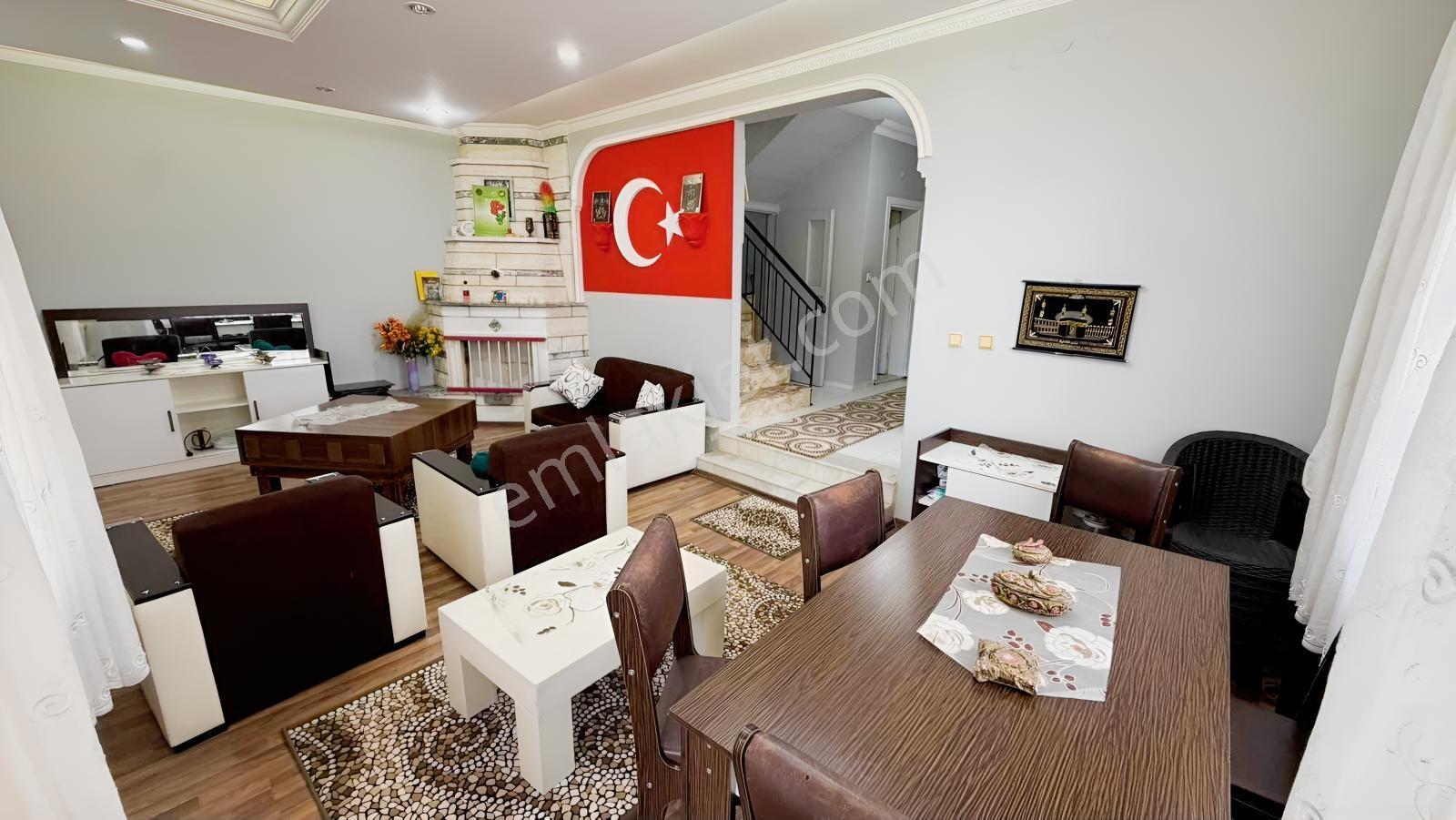 Varsak Altıayakta Havuzlu Sitede 5+1 Tripleks Villa!