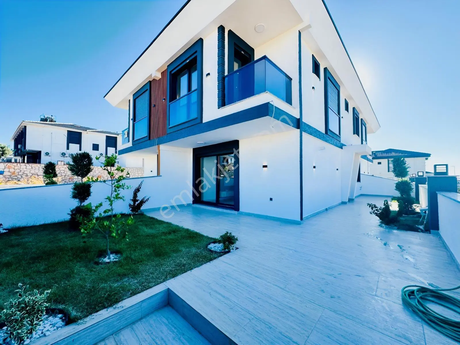 Hisarda Altta Yatak Odalı Geniş Bahçeli Araba Garajlı 4+1 Villa