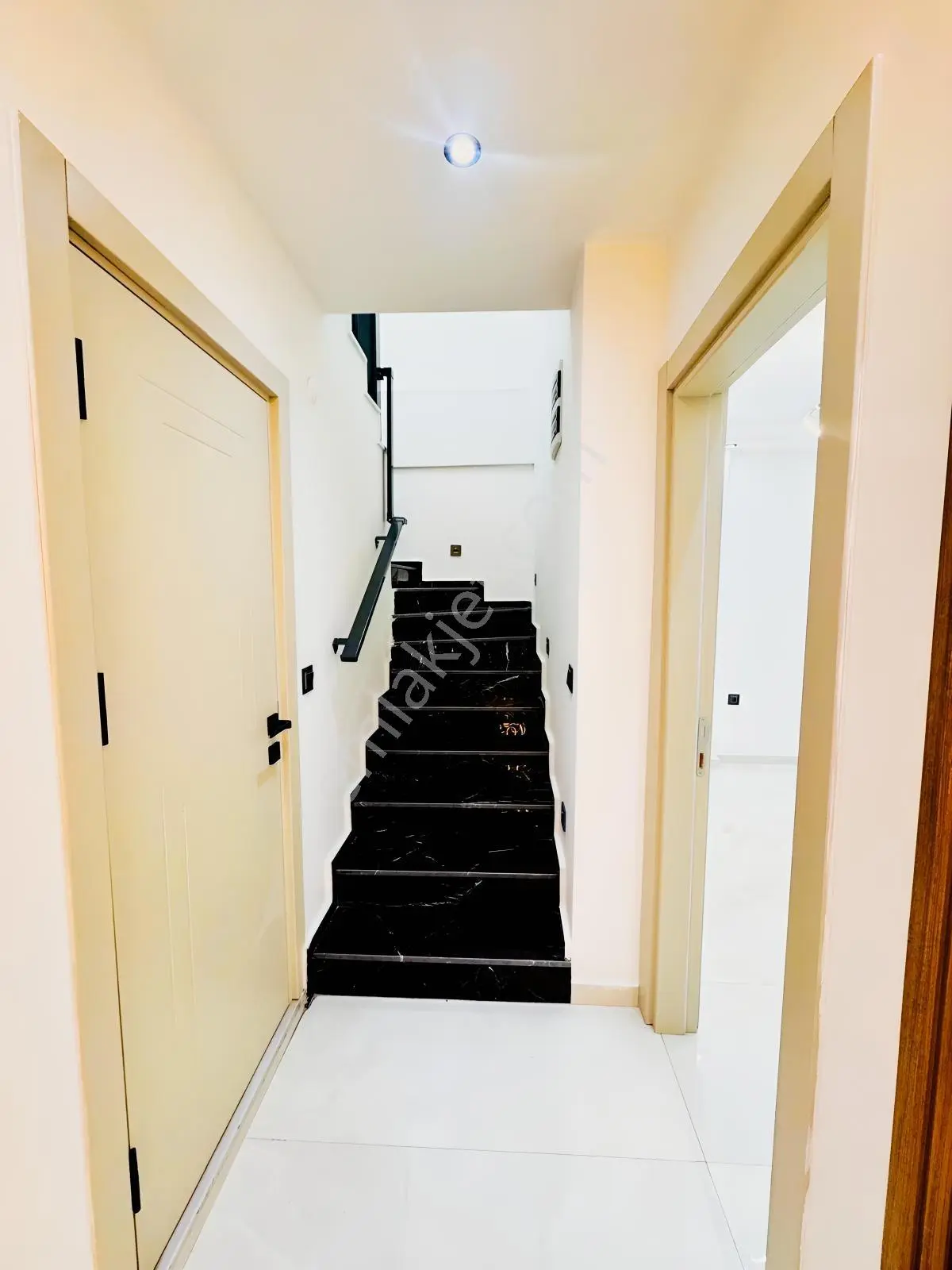 Hisarda Altta Yatak Odalı Geniş Bahçeli Araba Garajlı 4+1 Villa — fotoğraf 14