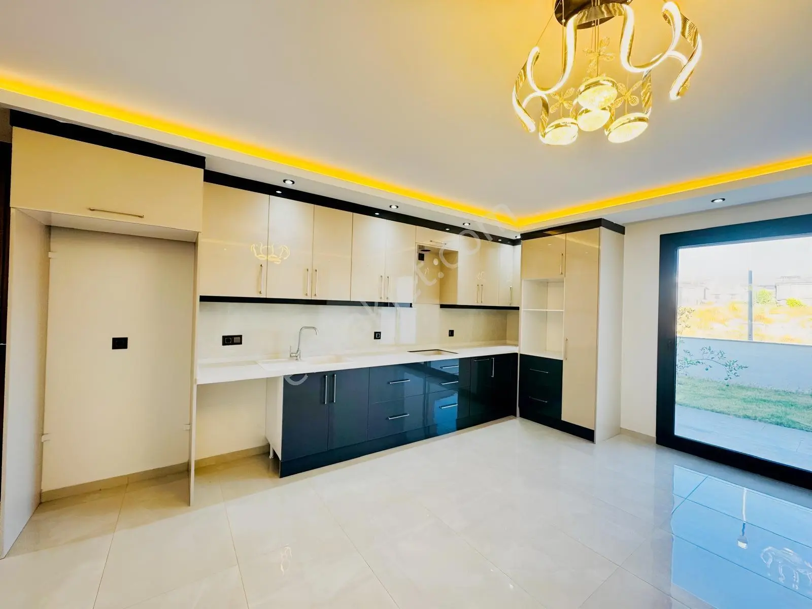 Hisarda Altta Yatak Odalı Geniş Bahçeli Araba Garajlı 4+1 Villa — fotoğraf 16