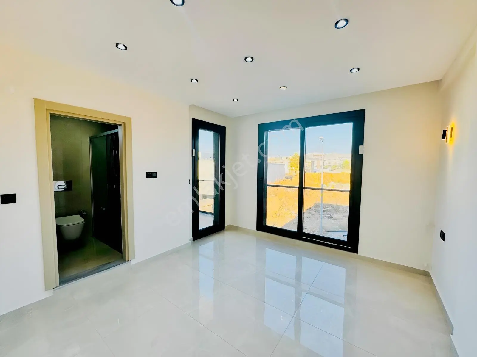 Hisarda Altta Yatak Odalı Geniş Bahçeli Araba Garajlı 4+1 Villa — fotoğraf 17