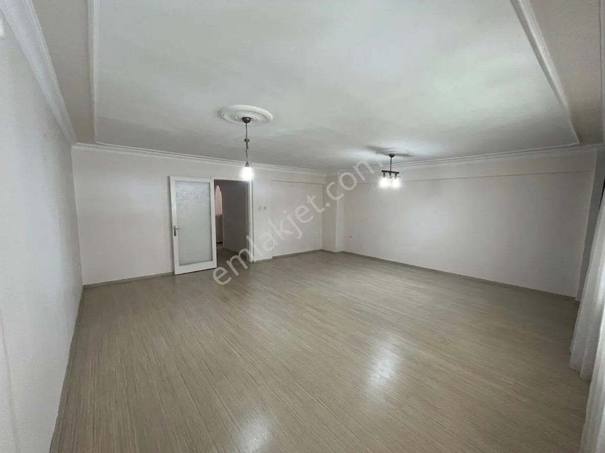 Karşıyaka Bahriye Üçokta Ara Kat Asansörlü 3+1 Satılık Daire