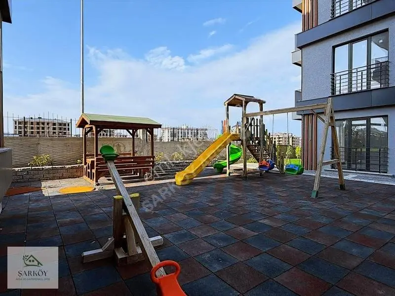 Tekirdağ Atatürk Mah.Ana Caddeye Çok Yakın Havuzlu 2+1