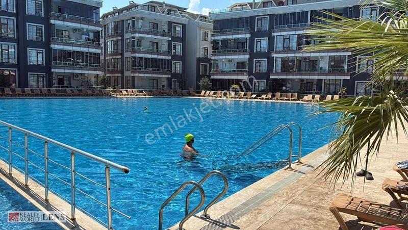 Karasu Sahilde Havuzlu Site İçerisinde 2+1 Yenilenmiş Daire