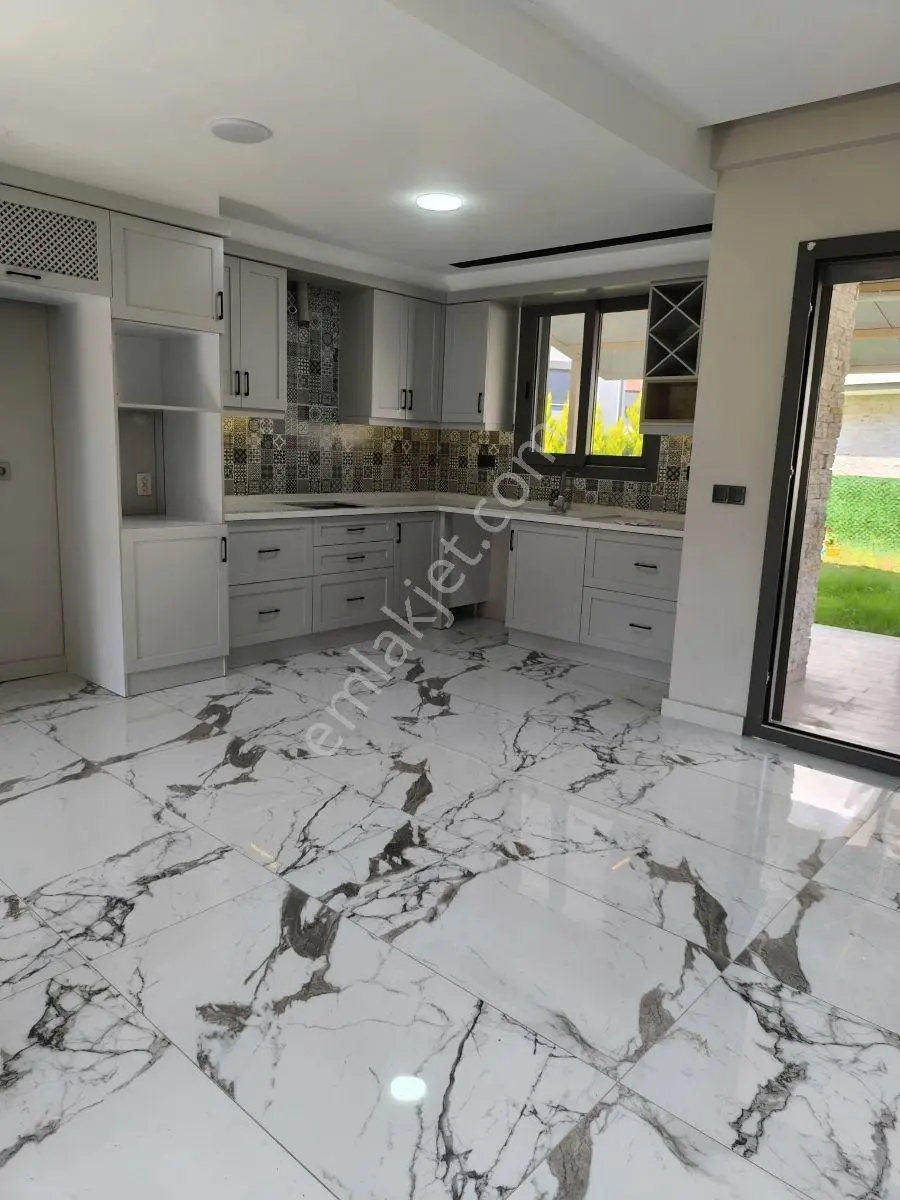 Hsn Emlaktan Guzelcamda Satılık Geniş Villa — fotoğraf 3