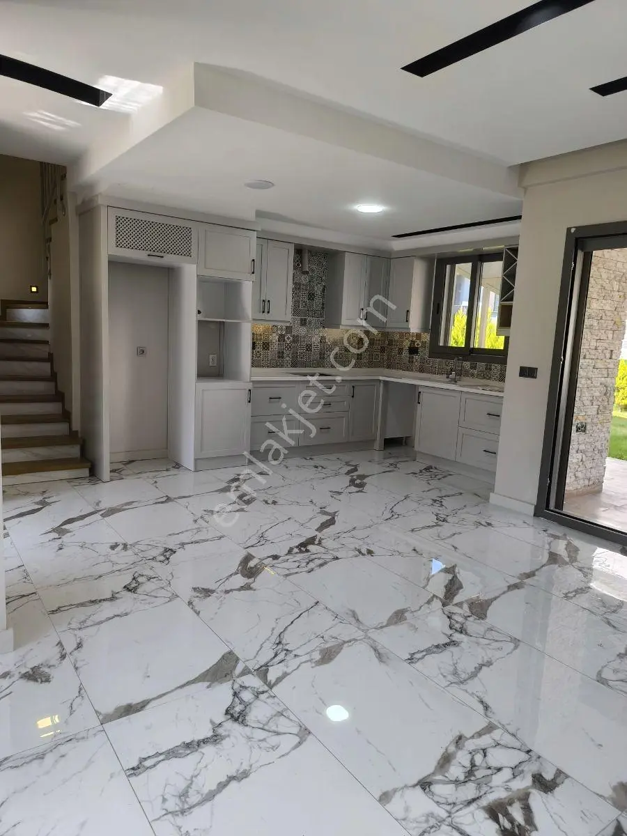 Hsn Emlaktan Guzelcamda Satılık Geniş Villa — fotoğraf 4