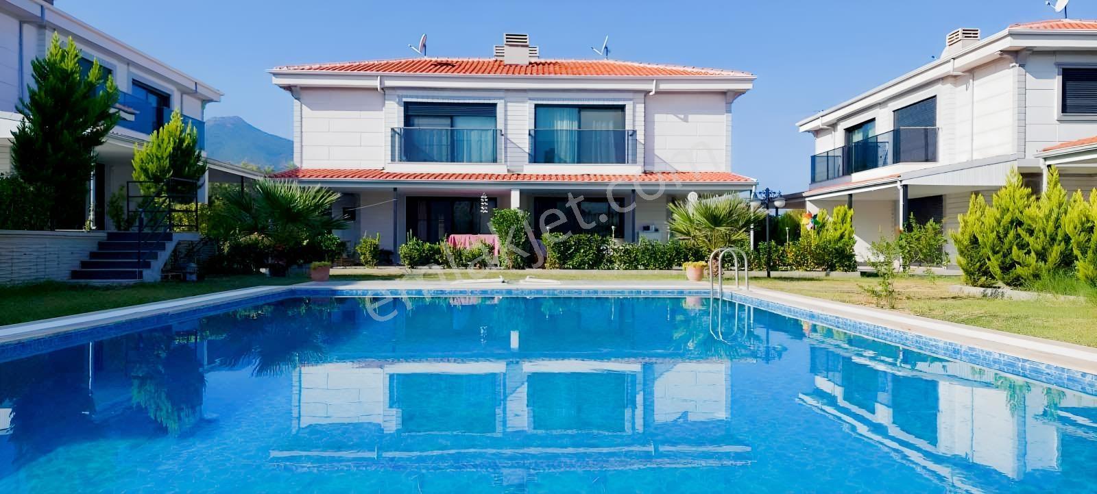 Kuşadası Güzelçamlı'Da Doğa Manzaralı Satılık Havuzlu Vılla