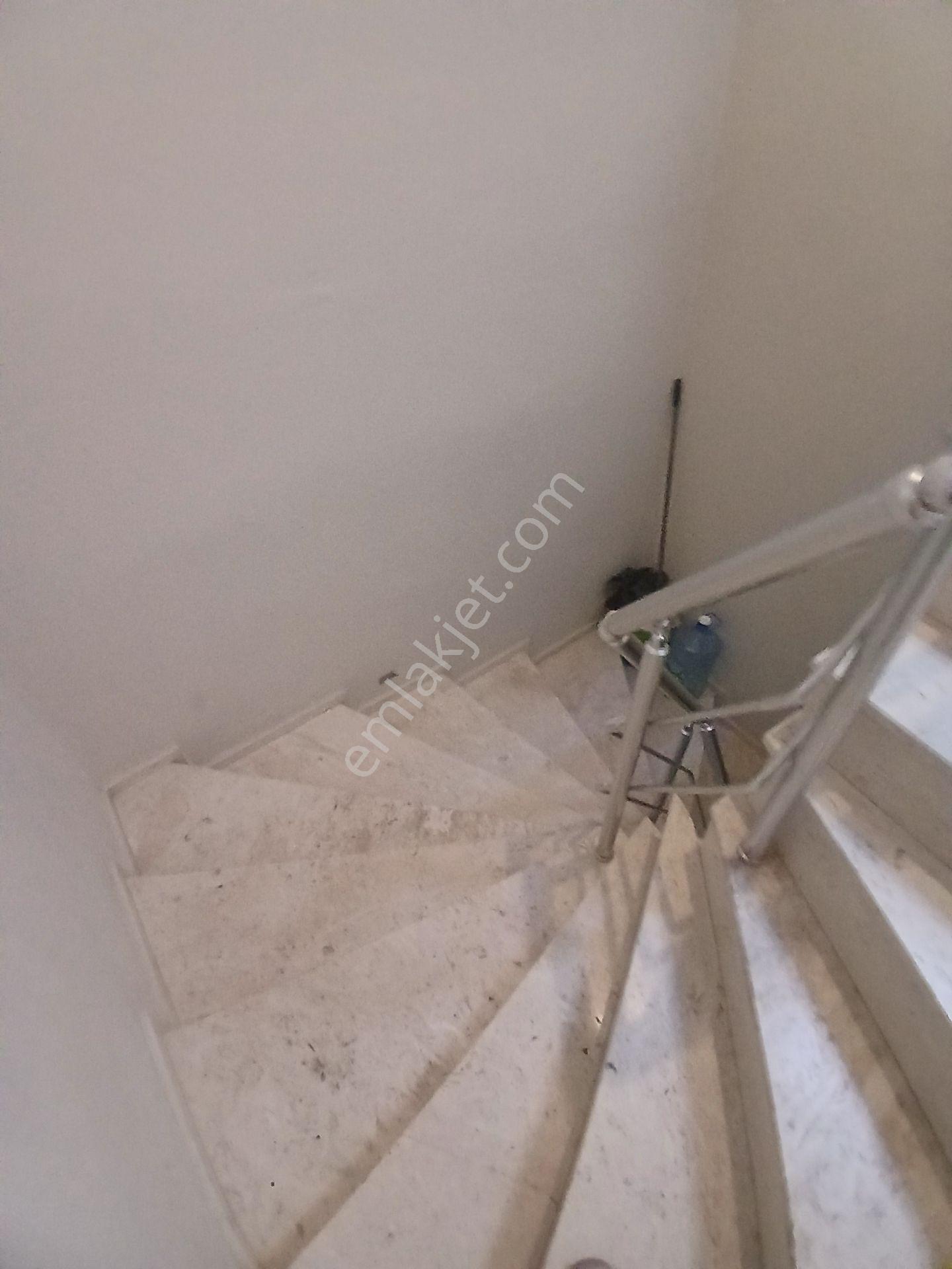 Karabağlar Selvili'de Modern Tasarımlı 2+1 Satılık Daire — fotoğraf 24
