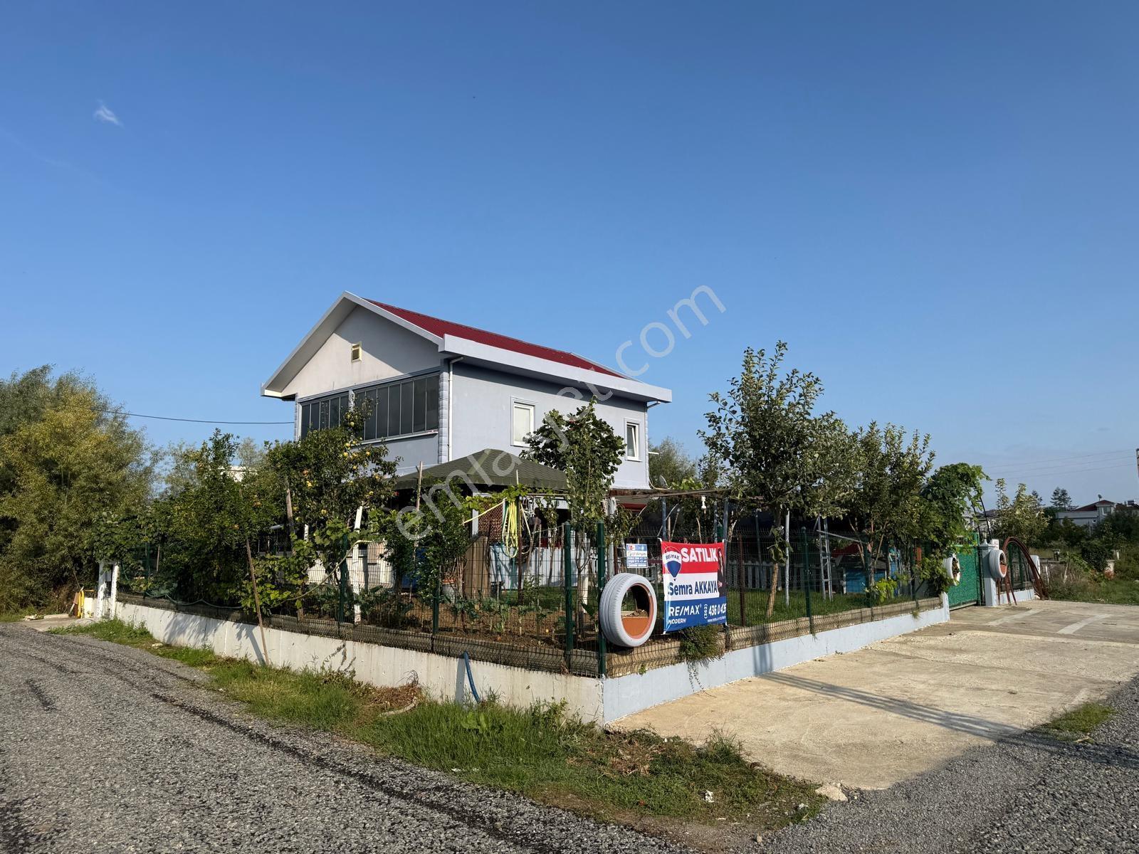Semra Akkaya'Dan Çatalçamda Komple Eşyalı Satılık Köşe Villa!
