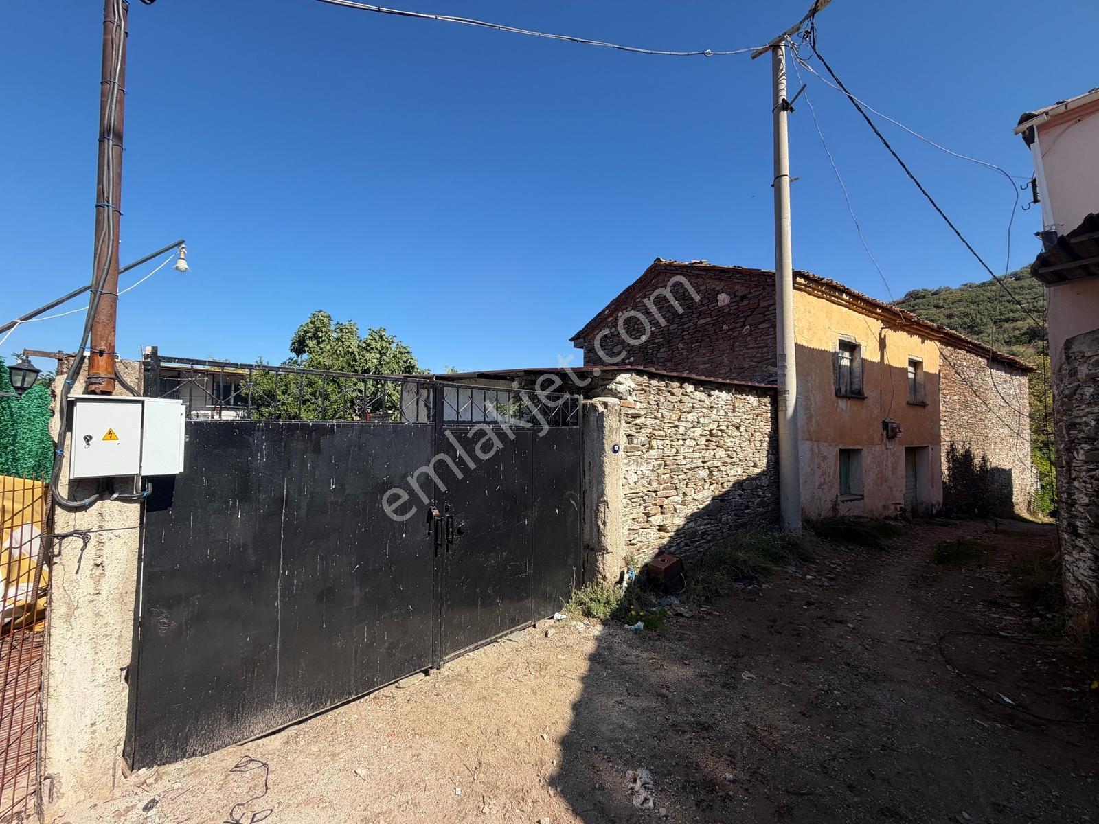 Tire Çiniyeri'Nde Satılık 196 M² Bahçeli Köy Evi Araç Takaslı