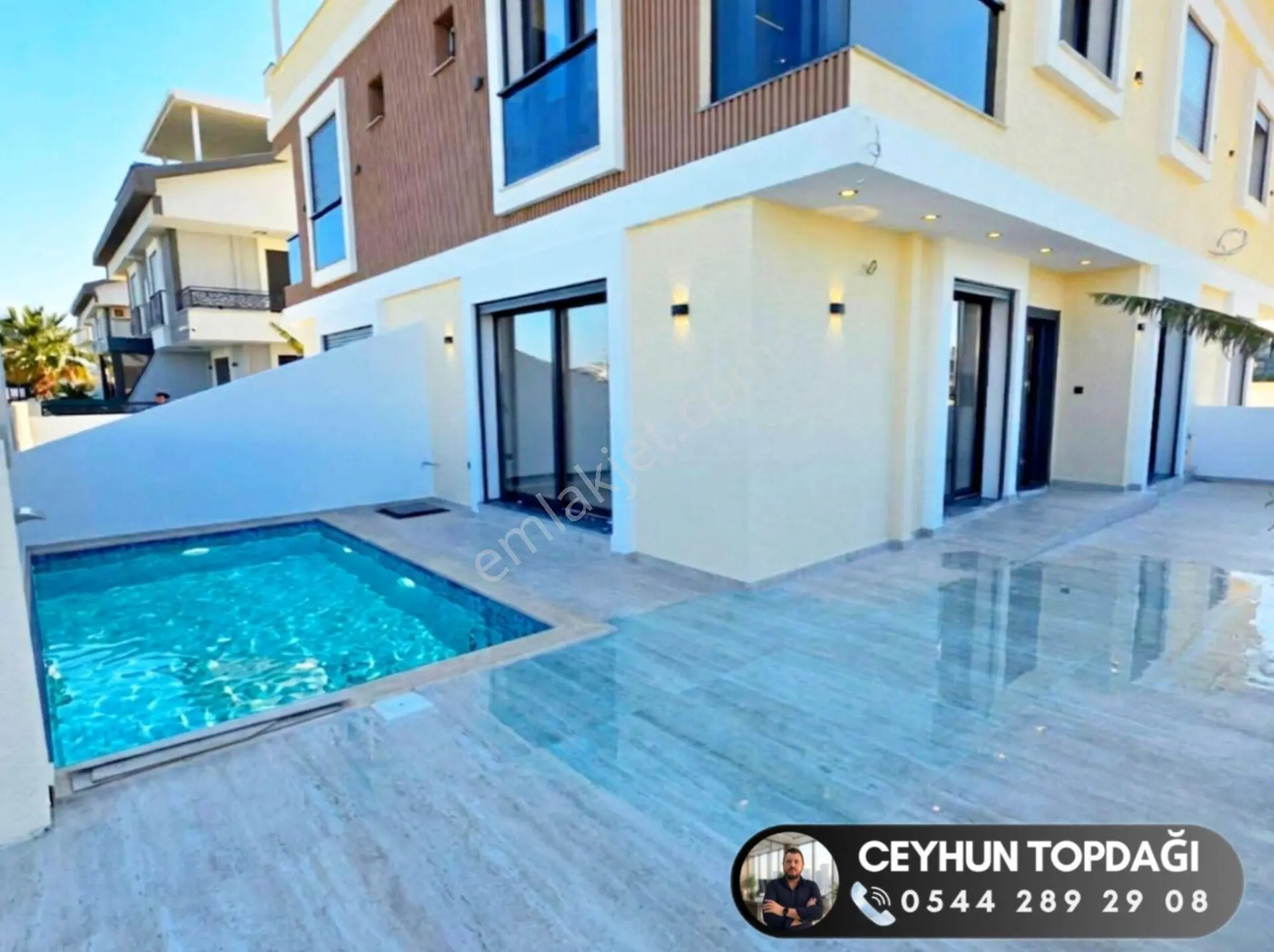 Didim'De Satılık 3+1 Havuzlu Bahçeli Otoparklı Ön Cephe Müstakil Villa !