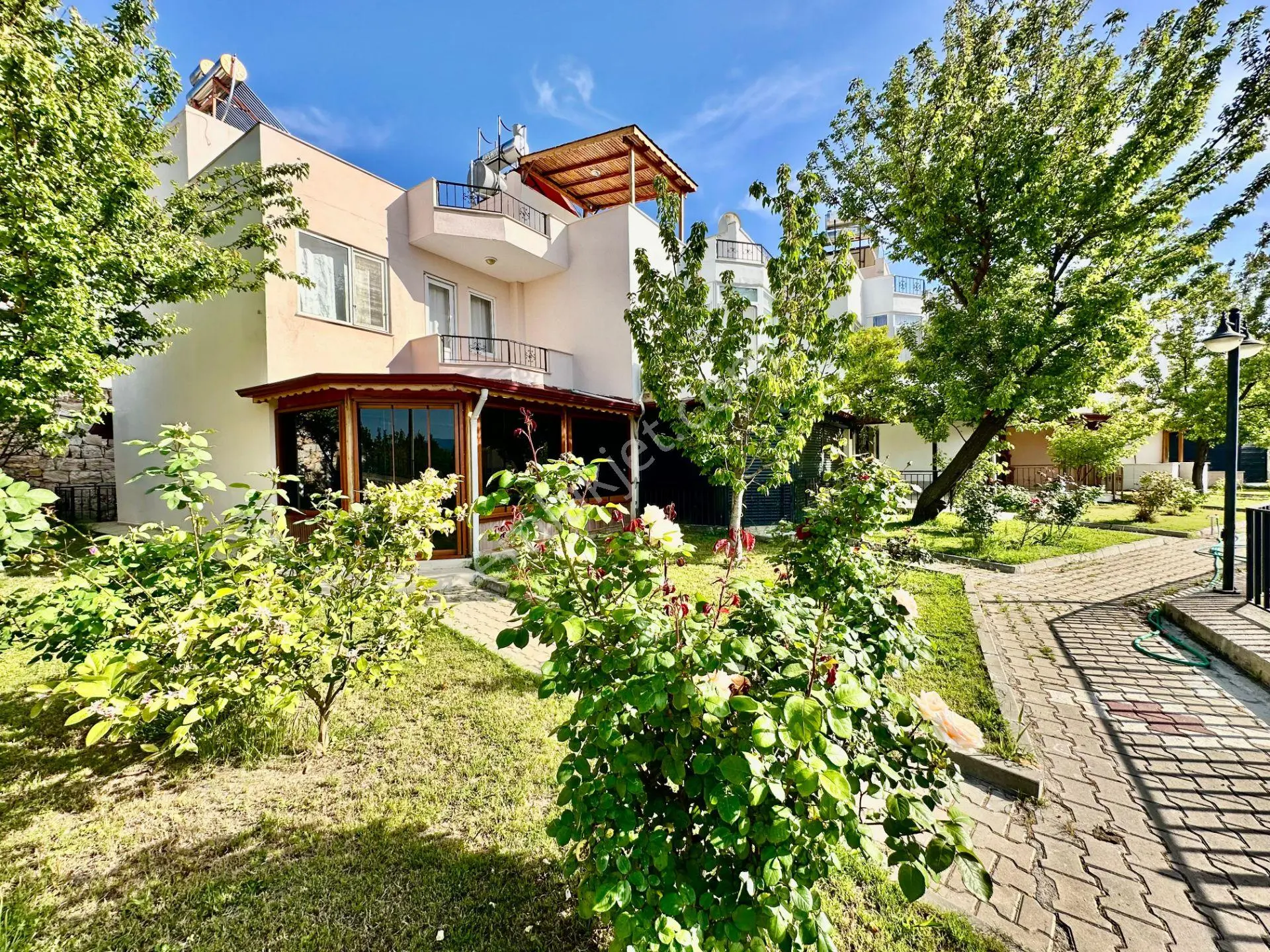 Ay Emlak'tan Pelitköy'de Deniz Manzaralı Geniş Kullanışlı Teraslı Satılık 3+1 Müstakil Villa — fotoğraf 2