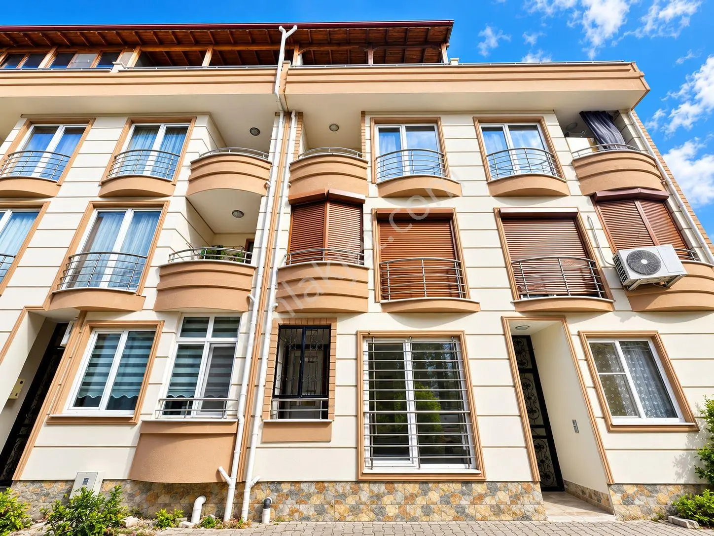 Aktif'Ten Akçay Merkez'De Satılık 10 Yaşında Ön Cephe Denize Yakın Harika 2+1 Da...