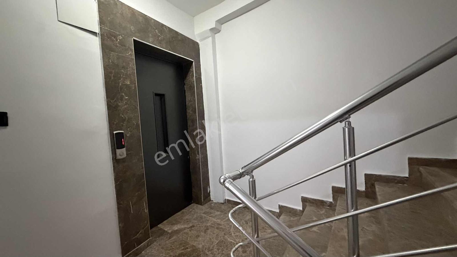 Masrafsız Asansörlü 4 Yol Kenarında Geniş 3+1 — fotoğraf 16