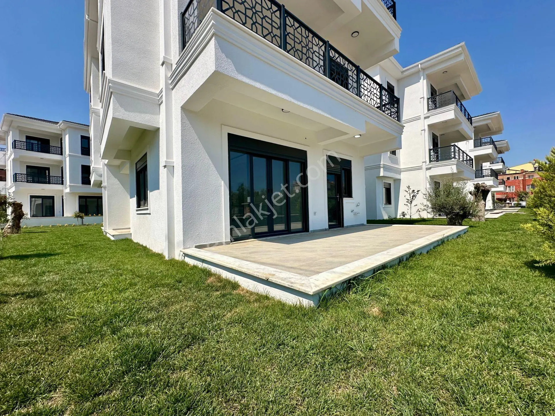 ꧁ Ay Emlaktan꧂Küçükkuyu'Da Lüks Sitede Denize 250 Mt Bahçe Kullanımlı Satılık 2+...