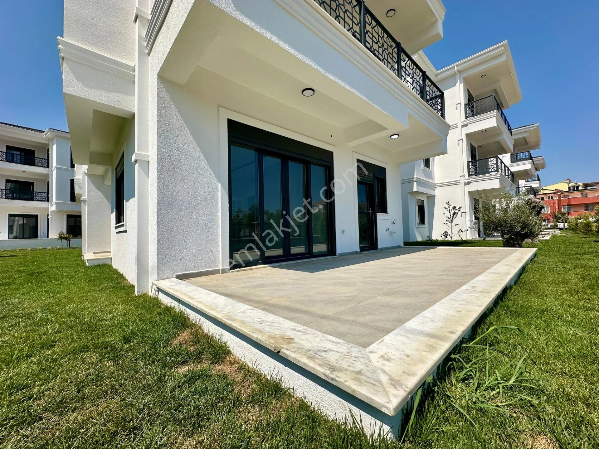 ꧁ Ay Emlaktan꧂küçükkuyu'da Lüks Sitede Denize 250 Mt Bahçe Kullanımlı Satılık 2+1 Daire — fotoğraf 2