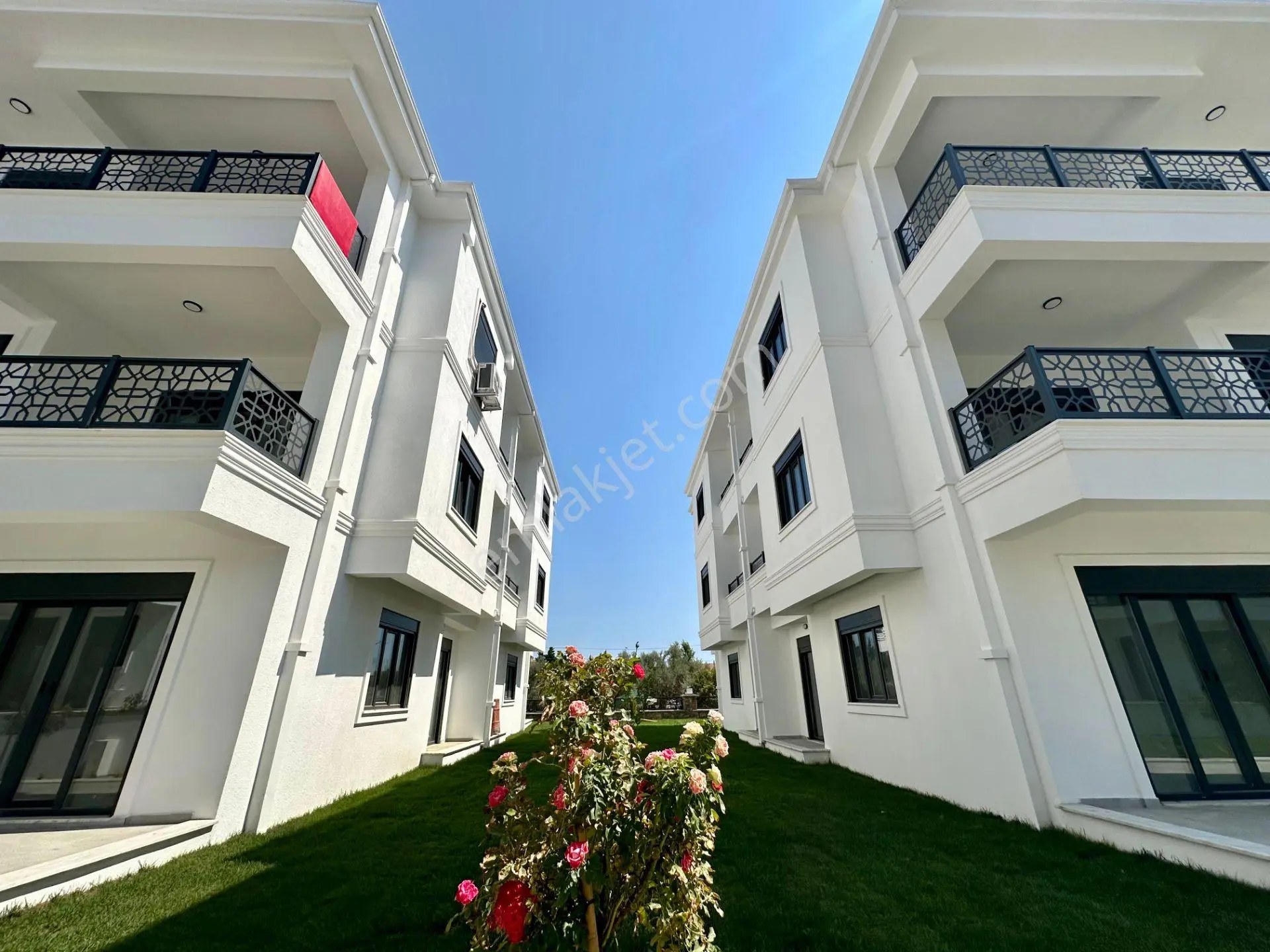 ꧁ Ay Emlaktan꧂küçükkuyu'da Lüks Sitede Denize 250 Mt Bahçe Kullanımlı Satılık 2+1 Daire — fotoğraf 5