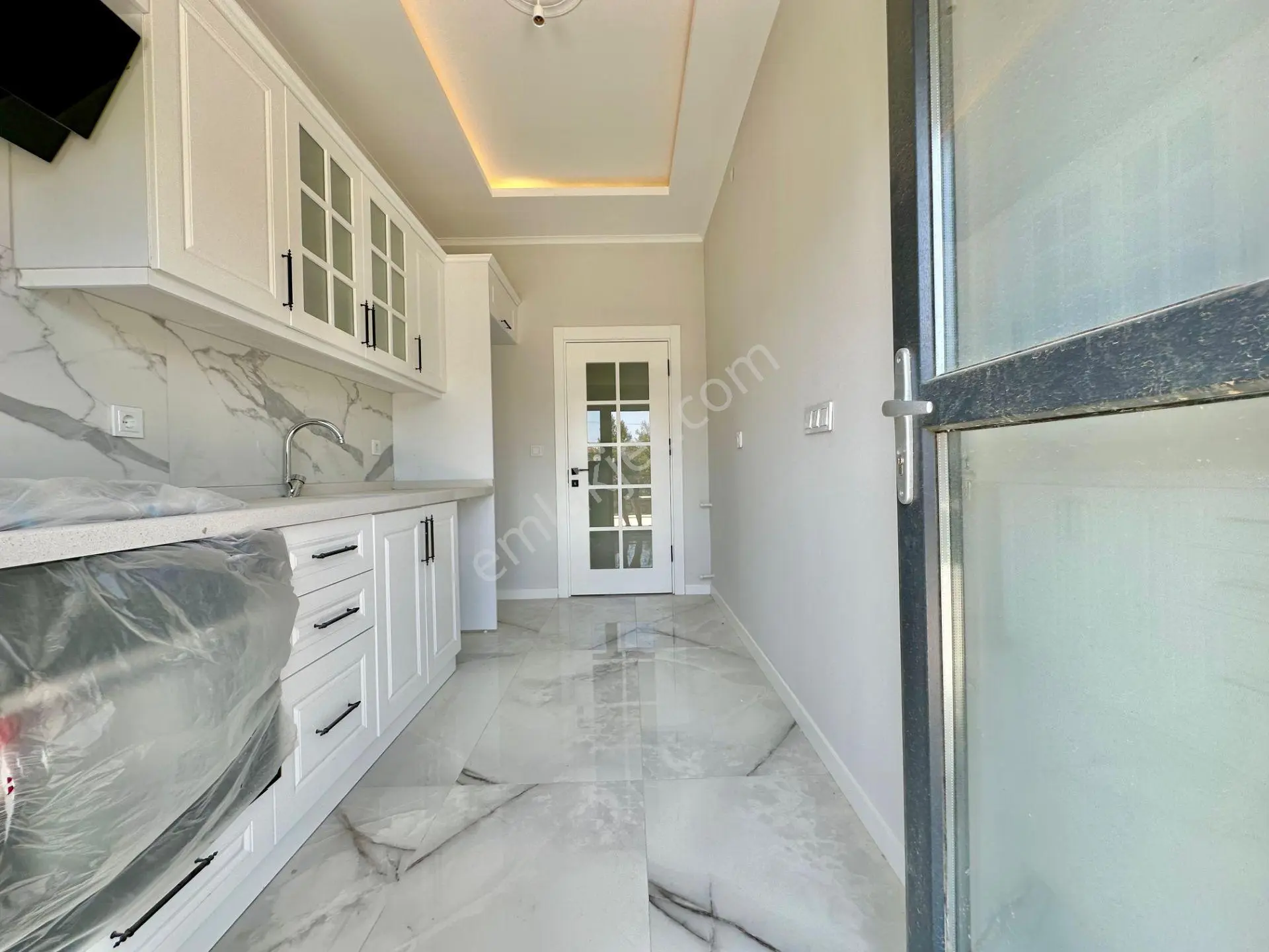 ꧁ Ay Emlaktan꧂küçükkuyu'da Lüks Sitede Denize 250 Mt Bahçe Kullanımlı Satılık 2+1 Daire — fotoğraf 9
