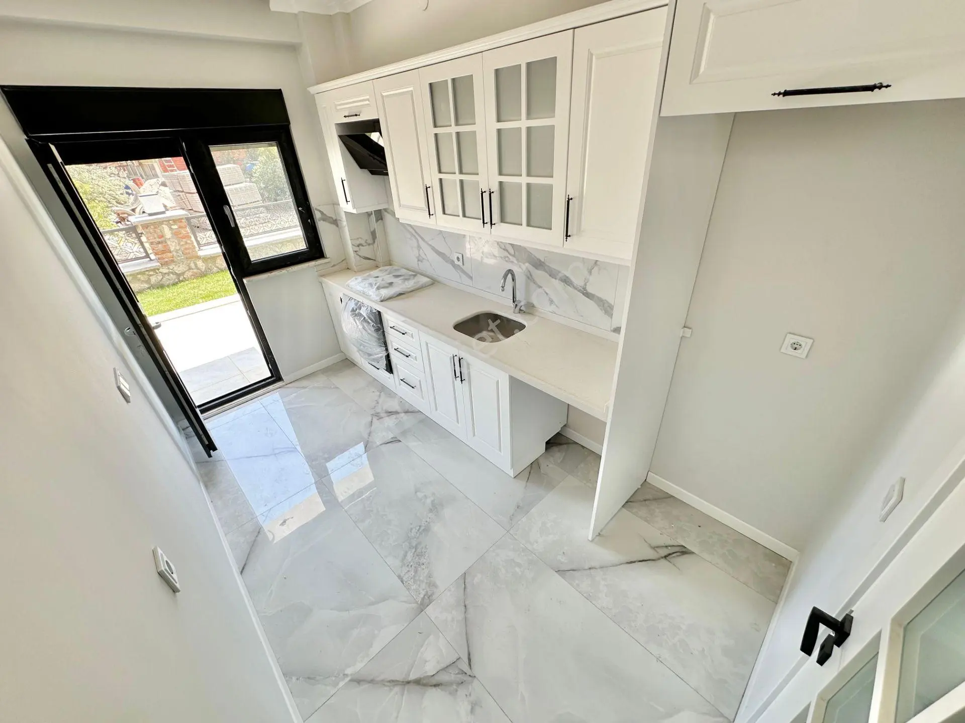 ꧁ Ay Emlaktan꧂küçükkuyu'da Lüks Sitede Denize 250 Mt Bahçe Kullanımlı Satılık 2+1 Daire — fotoğraf 10