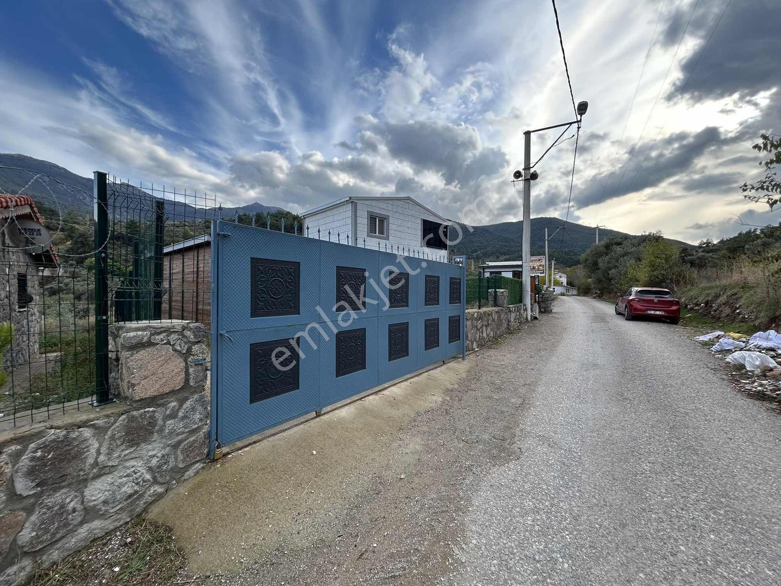 Elektrik Ve Suyu Olan Taş Duvarlı Bahçe — fotoğraf 2