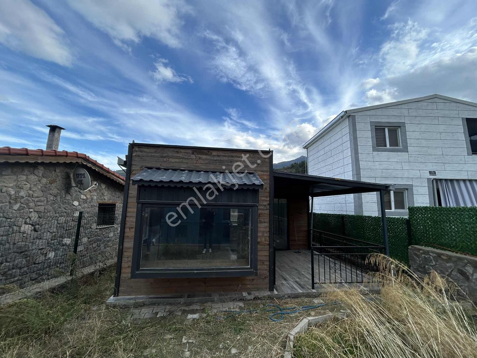 Elektrik Ve Suyu Olan Taş Duvarlı Bahçe — fotoğraf 5