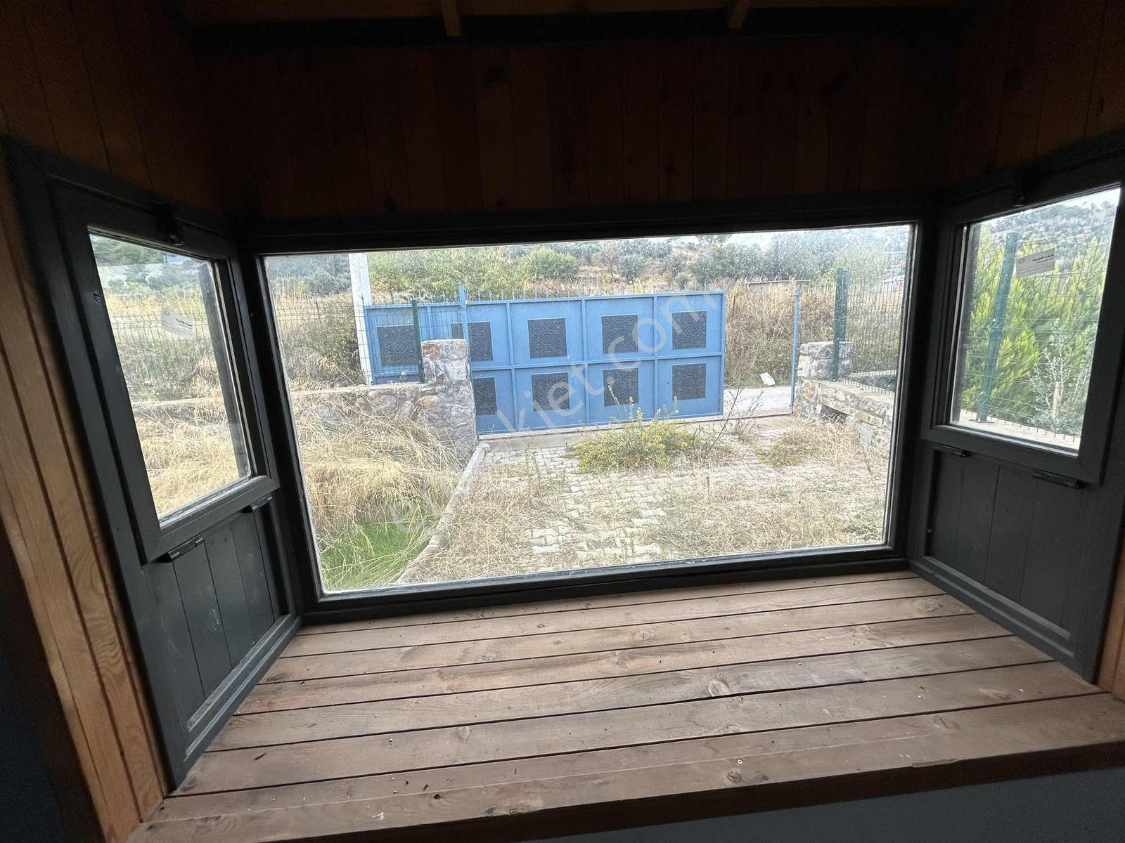 Elektrik Ve Suyu Olan Taş Duvarlı Bahçe — fotoğraf 8