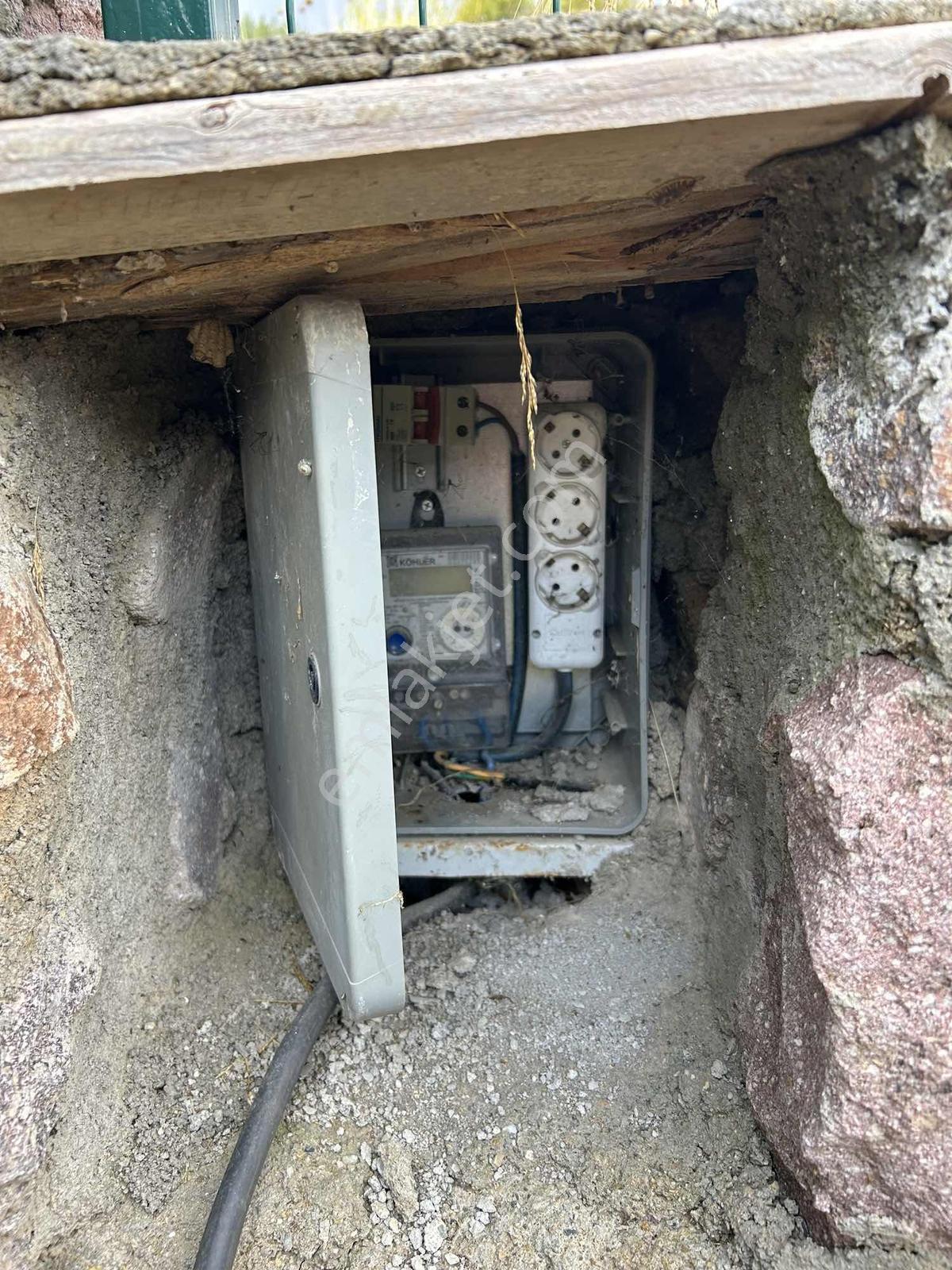 Elektrik Ve Suyu Olan Taş Duvarlı Bahçe — fotoğraf 14