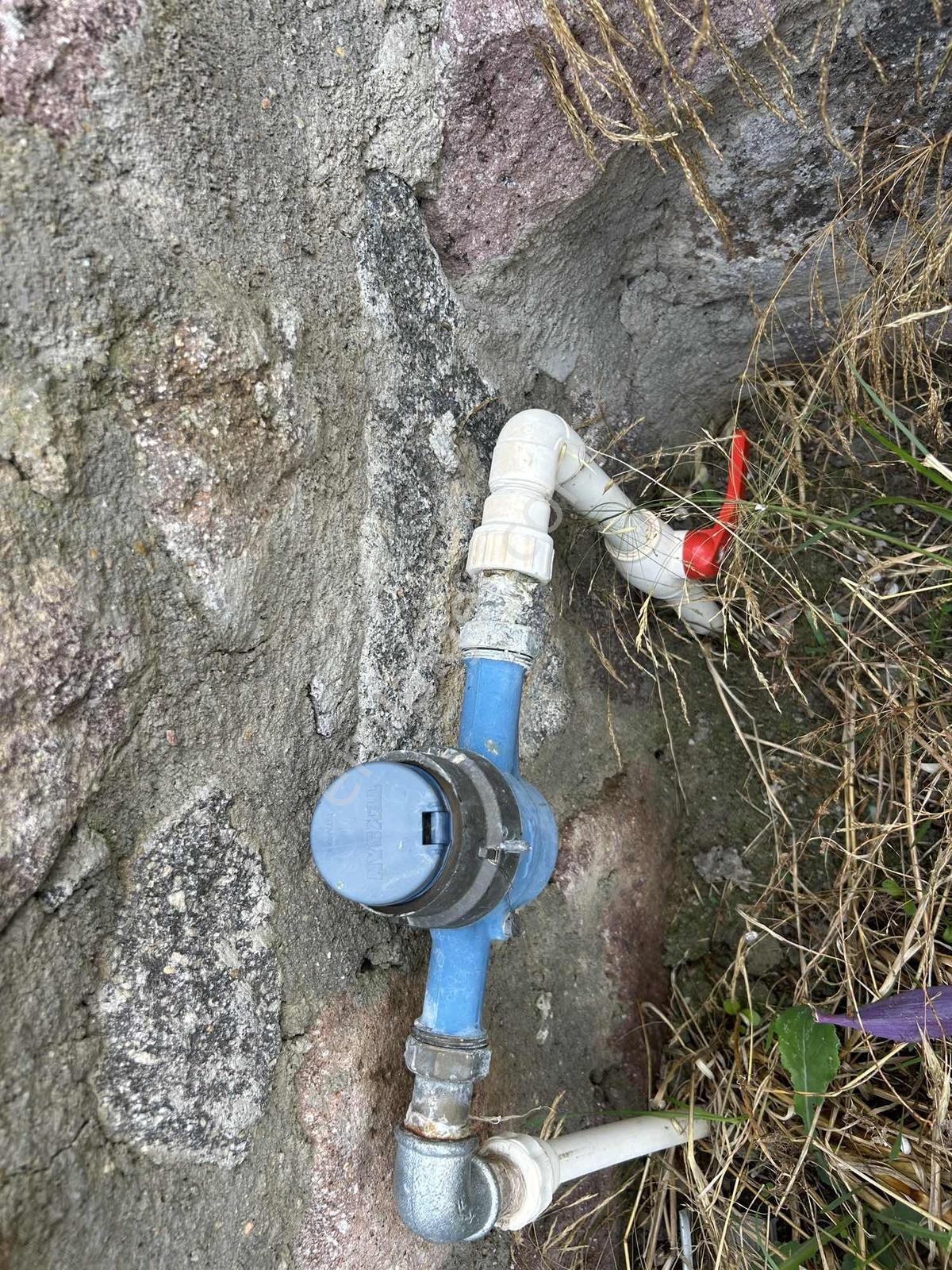 Elektrik Ve Suyu Olan Taş Duvarlı Bahçe — fotoğraf 15