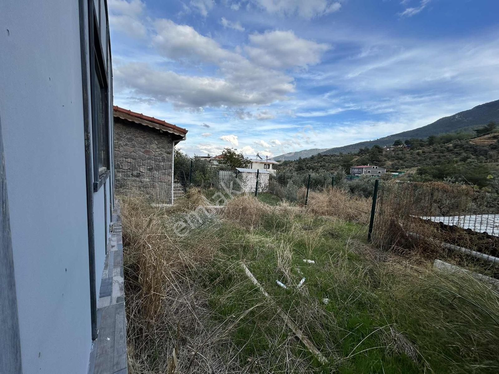 Elektrik Ve Suyu Olan Taş Duvarlı Bahçe — fotoğraf 17