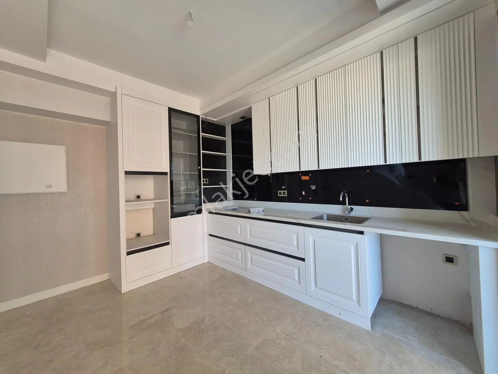 Esenlerde 3+1 Cadde Üzerinde, Sıfır Ve Yerden Isıtmalı Daireler