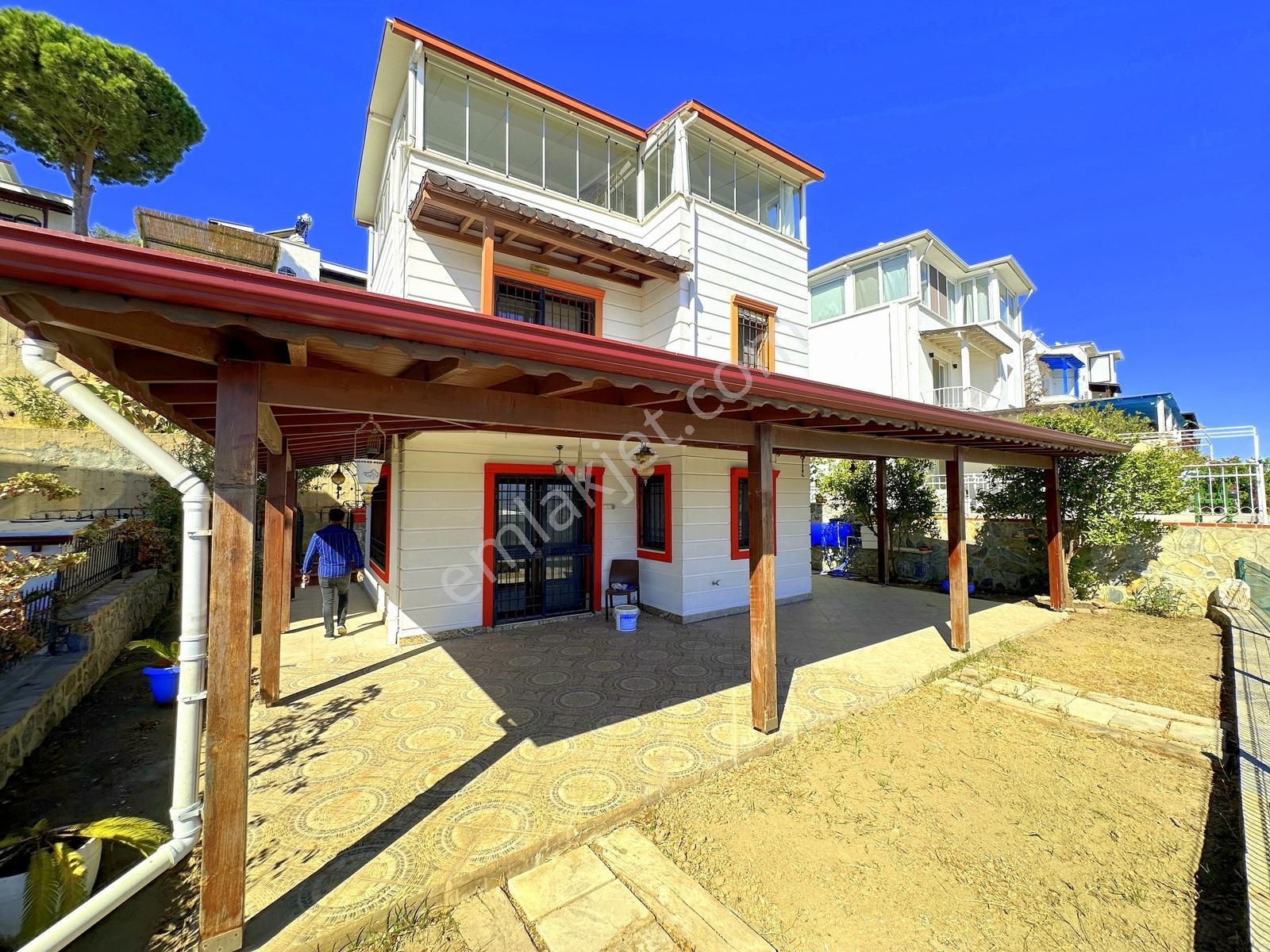 Bodrum'A Yakın Adabükü Plajlı Sitede Manzaralı Tripleks Villa