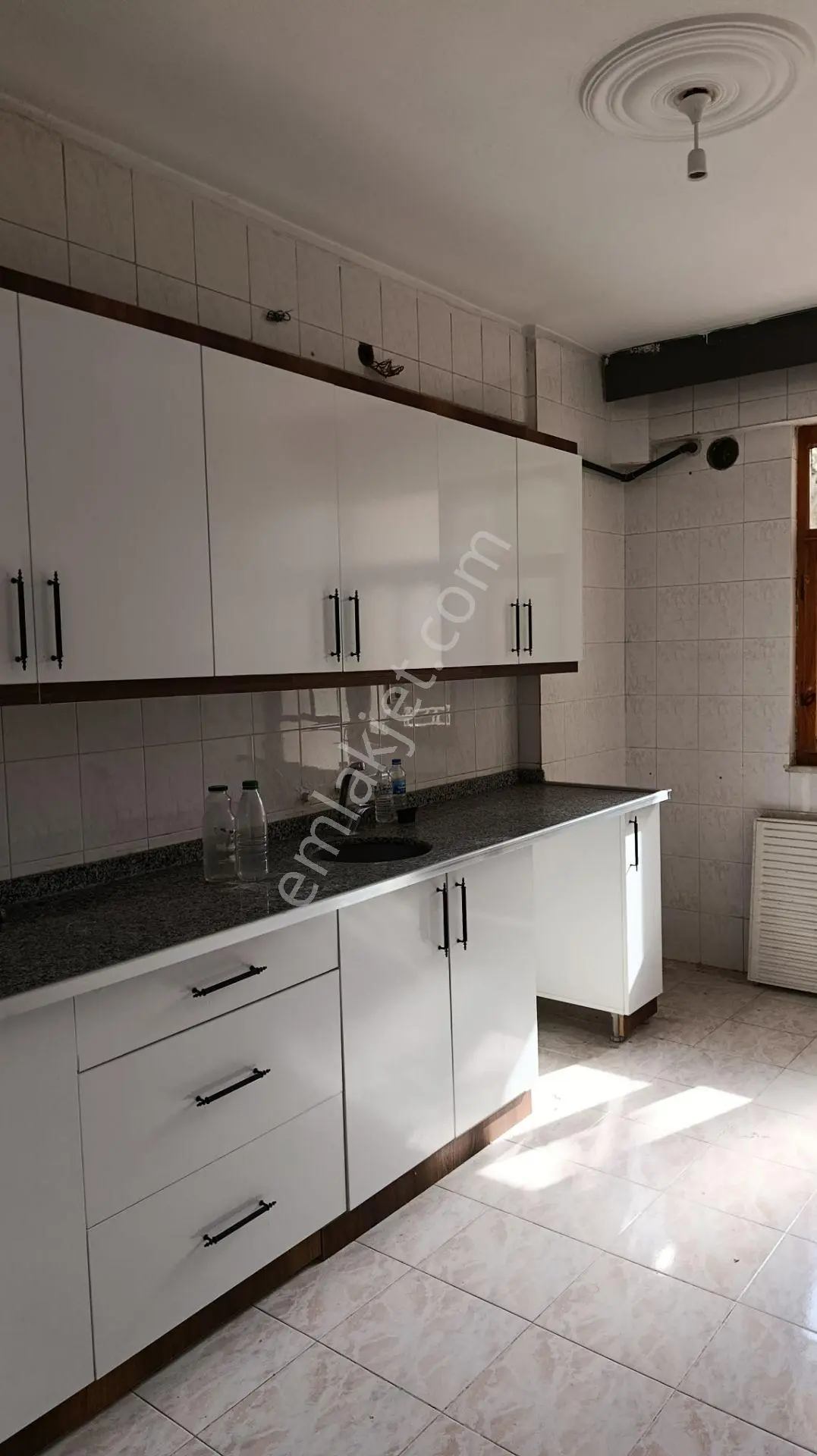 Arakat 2 Kat Doğalgazlı Asansörlü Merkezi Konumda