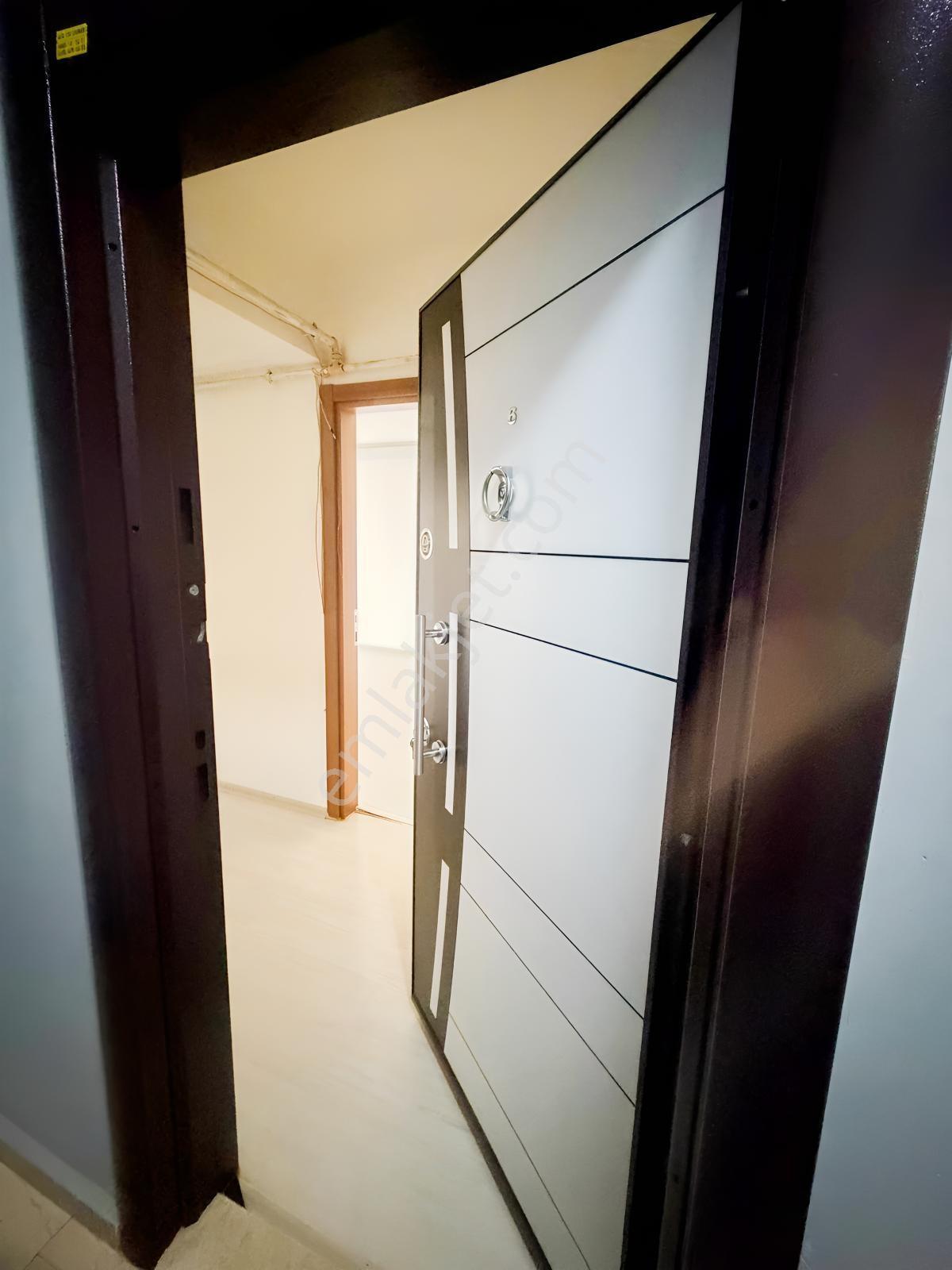 Nesrin'den Çınarcık Merkez De Deposu Olan 2+1 Satılık Daire.. — fotoğraf 3