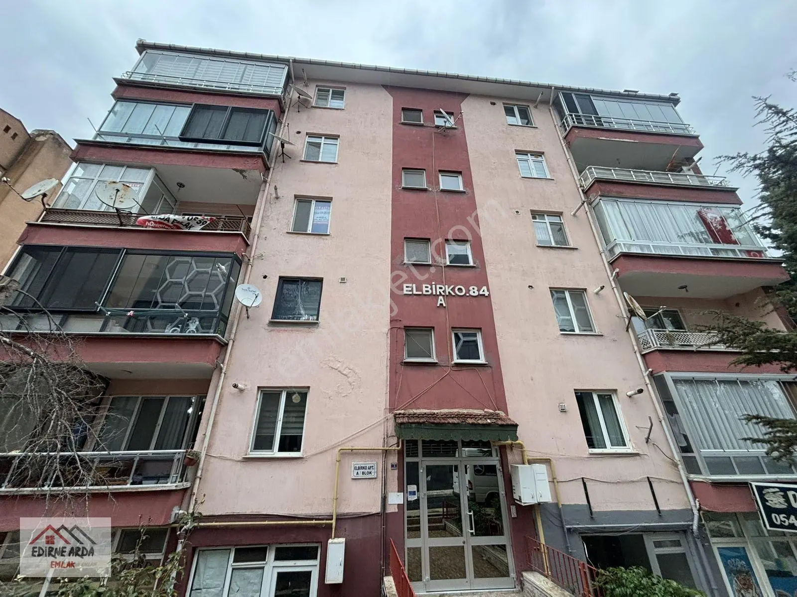 Arda Emlak Ofisin’Den Cumartesi Pazarı Yakını Ara Kat Kapalı Balkonlu Daire