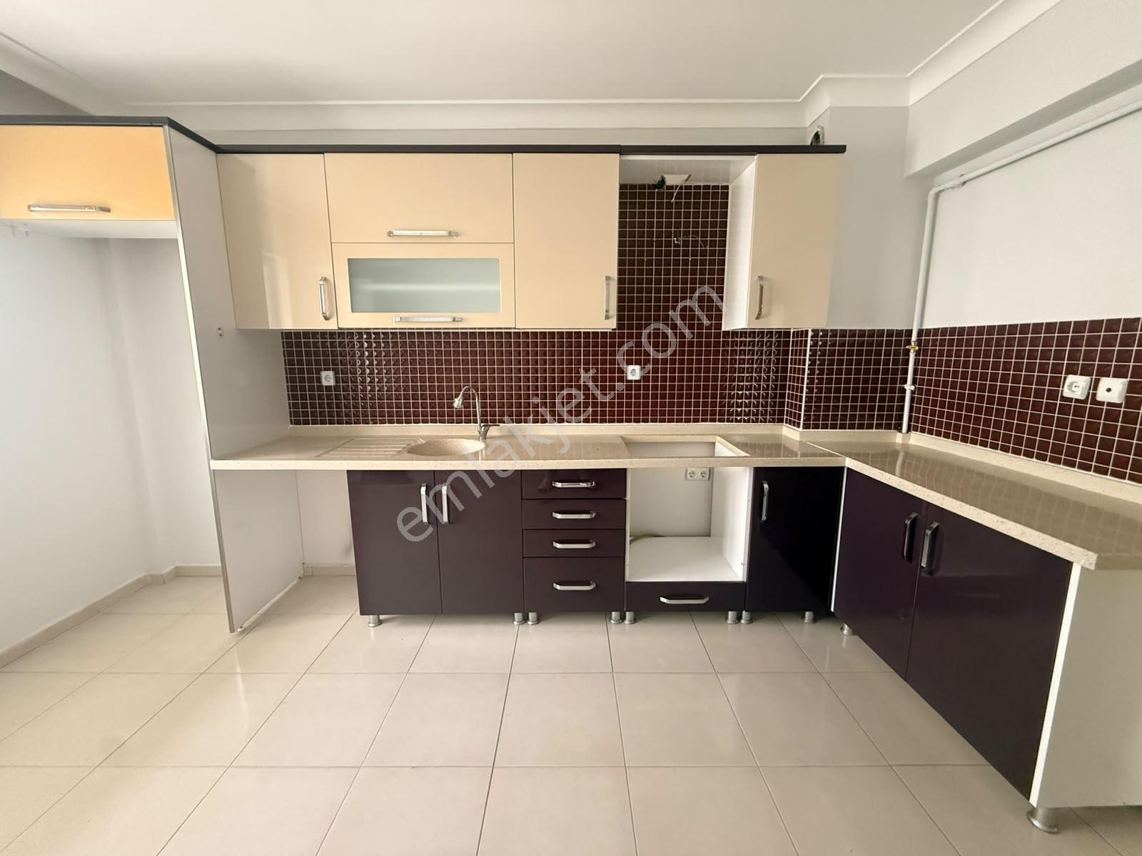 Keçiörende 3+1 Genişkulanişlı Köşe Başi Cadde Yanı İskanlı Daire