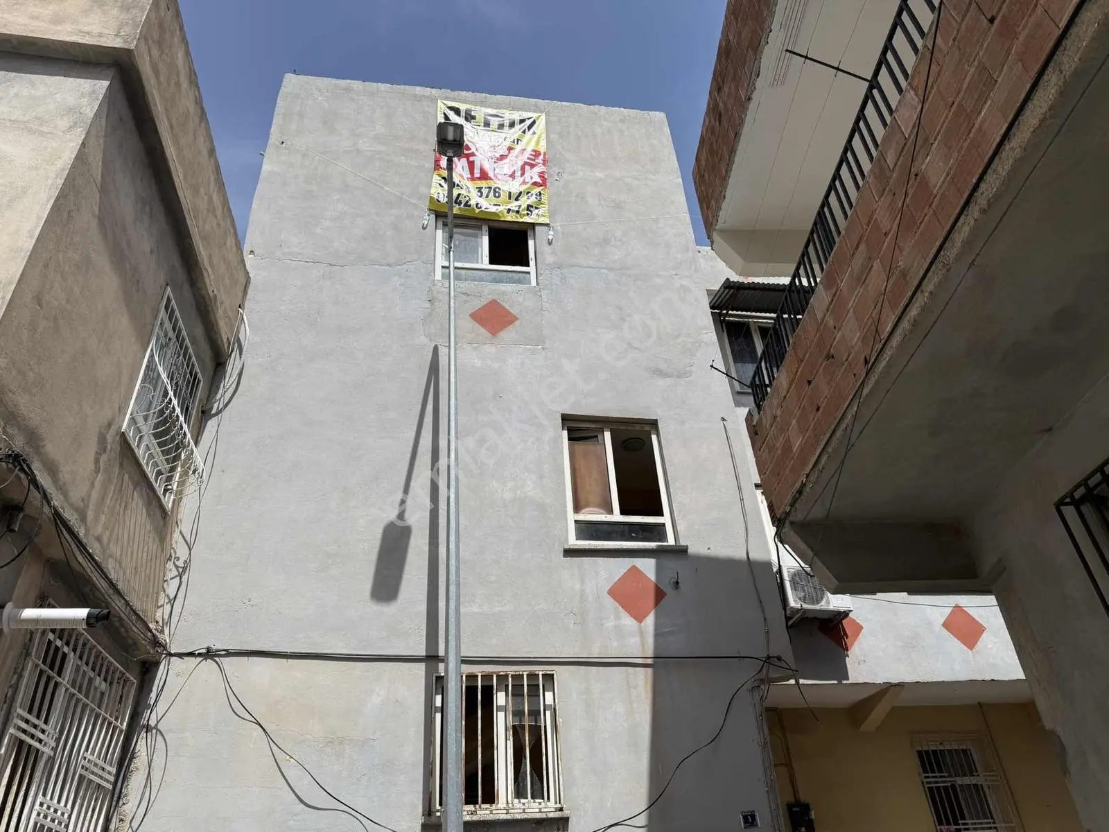 Demir Emlak'tan Sırrın'da Satılık Tapulu 3 Katlı Ev — fotoğraf 15