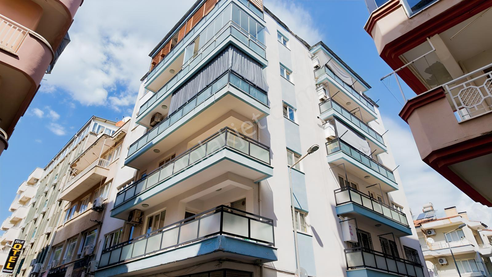 Aydın Hasan Efendi Mh.'de Satılık 4+1 Otoparklı Ara Kat Daire