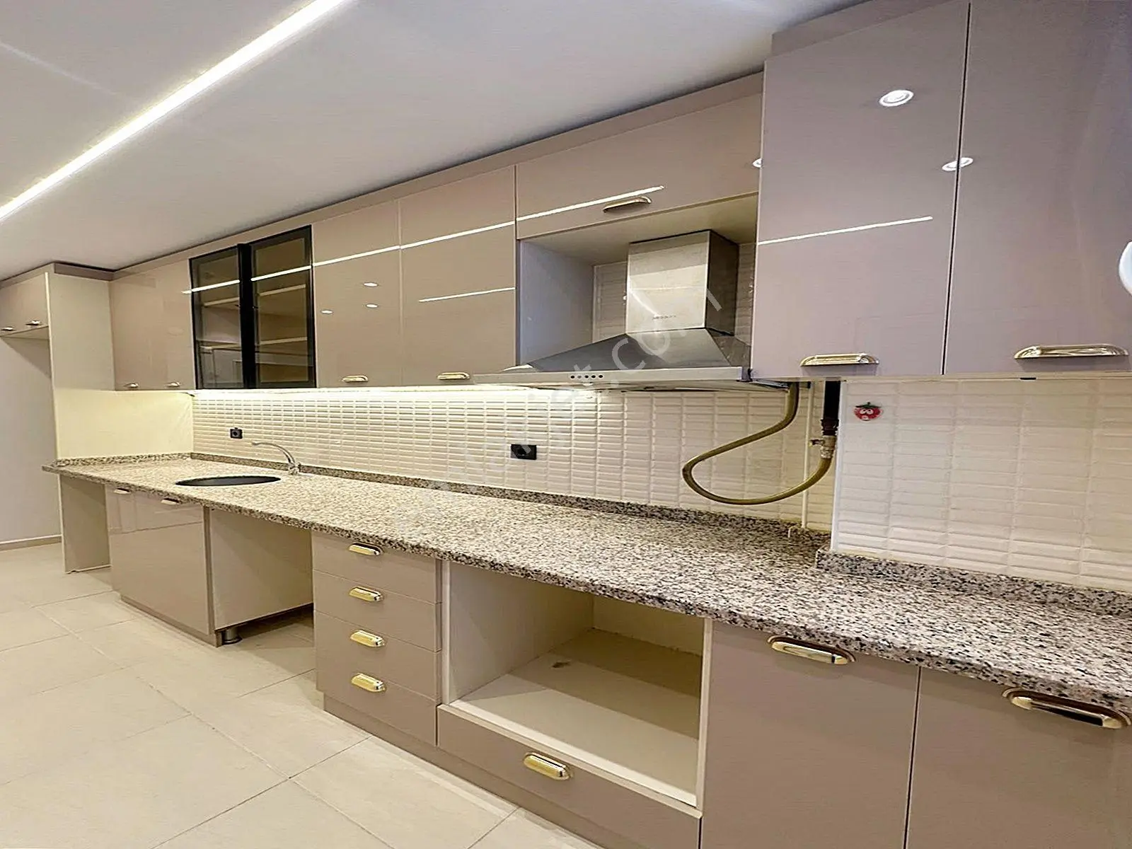 Metrobüse Yürüme Mesafesinde Ultra Lüx 2+1 İskanlı Satılık Arakat Daire!!! — fotoğraf 8