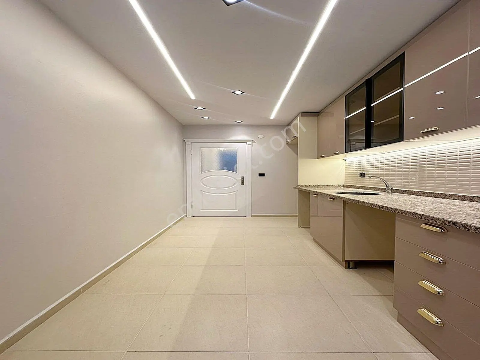 Metrobüse Yürüme Mesafesinde Ultra Lüx 2+1 İskanlı Satılık Arakat Daire!!! — fotoğraf 9