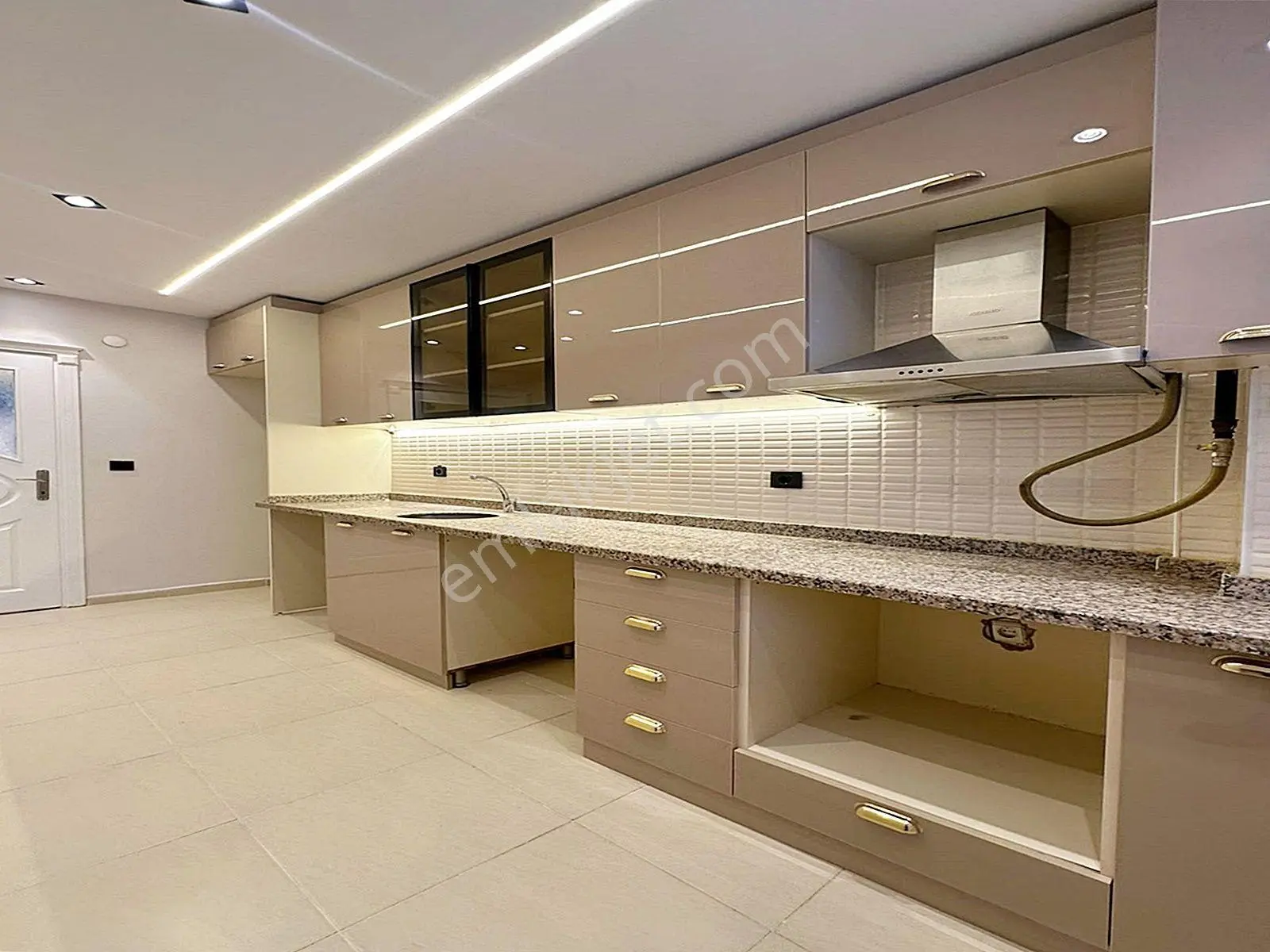 Metrobüse Yürüme Mesafesinde Ultra Lüx 2+1 İskanlı Satılık Arakat Daire!!! — fotoğraf 10