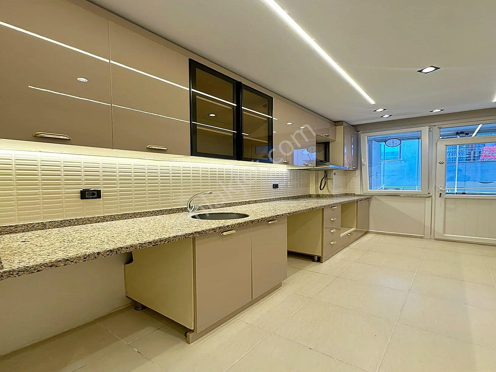 Metrobüse Yürüme Mesafesinde Ultra Lüx 2+1 İskanlı Satılık Arakat Daire!!! — fotoğraf 11