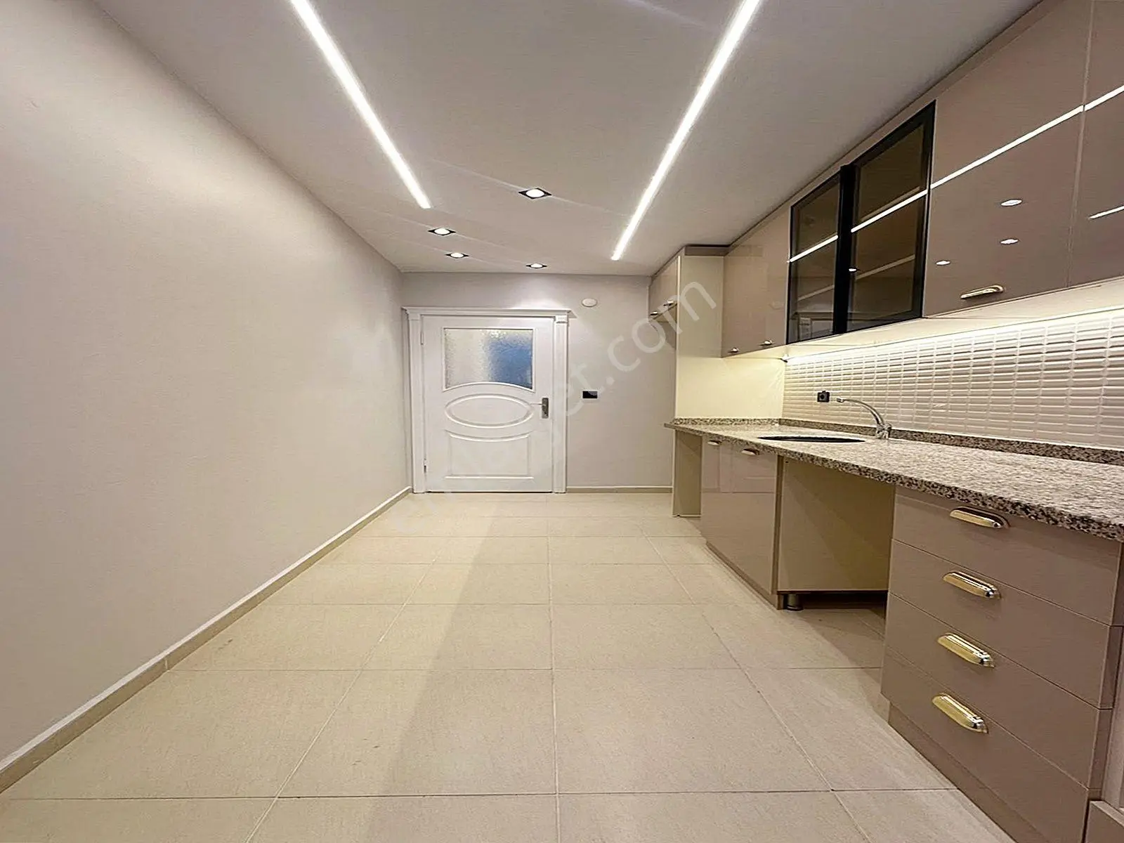 Metrobüse Yürüme Mesafesinde Ultra Lüx 2+1 İskanlı Satılık Arakat Daire!!! — fotoğraf 12