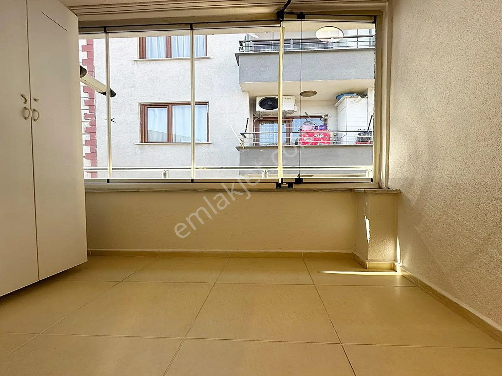 Metrobüse Yürüme Mesafesinde Ultra Lüx 2+1 İskanlı Satılık Arakat Daire!!! — fotoğraf 24