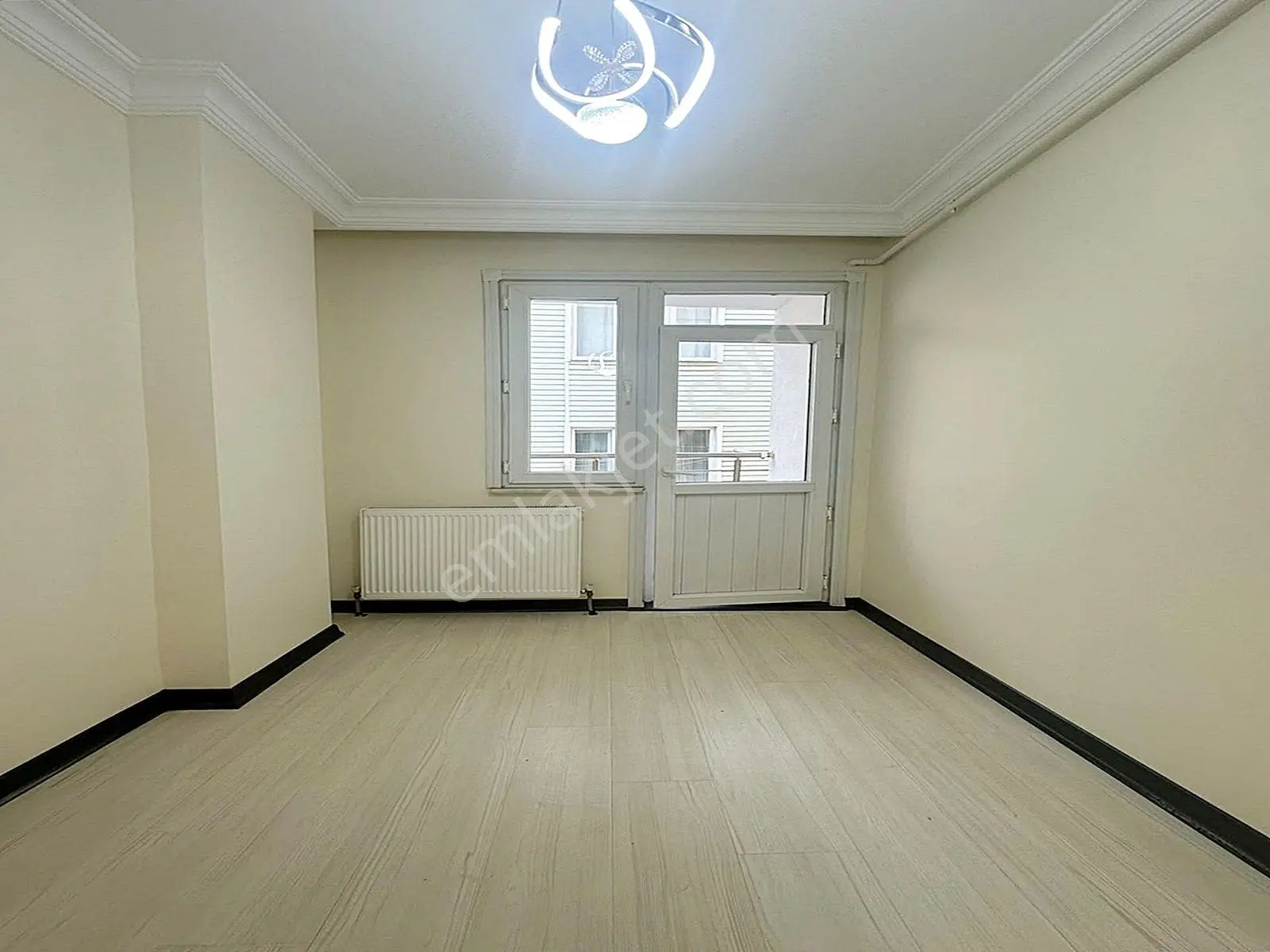 Merkezi Konumda Bahçe Katı Fiyatına Arakat 2+1 İskanlı Kelepir Satılık Daire!!! — fotoğraf 4