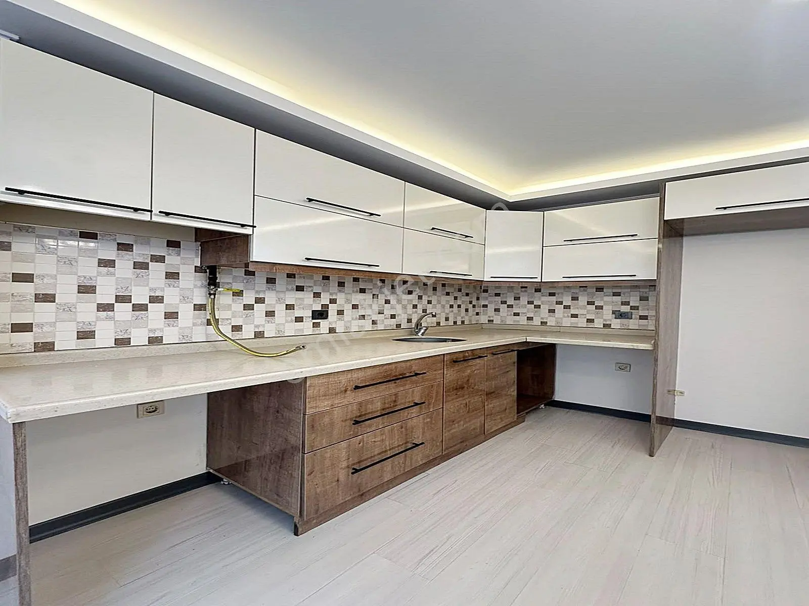 Merkezi Konumda Bahçe Katı Fiyatına Arakat 2+1 İskanlı Kelepir Satılık Daire!!! — fotoğraf 6