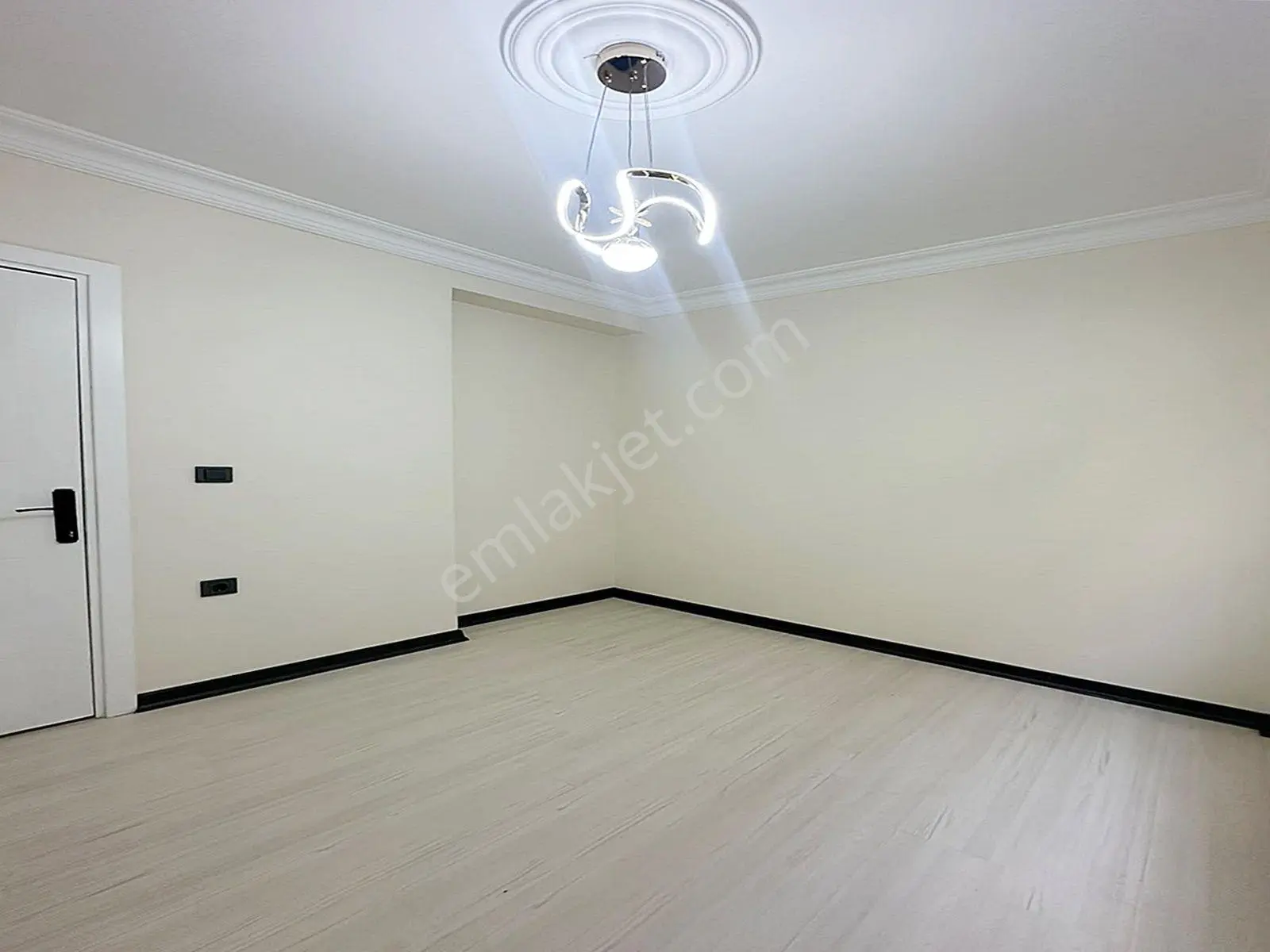 Merkezi Konumda Bahçe Katı Fiyatına Arakat 2+1 İskanlı Kelepir Satılık Daire!!! — fotoğraf 13
